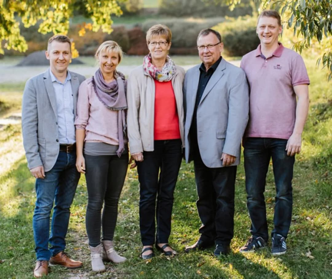 Familie Temper - Geschäftsführer Manfred und Eva mit erwachsenen Kindern, Familienunternehmen seit 1996