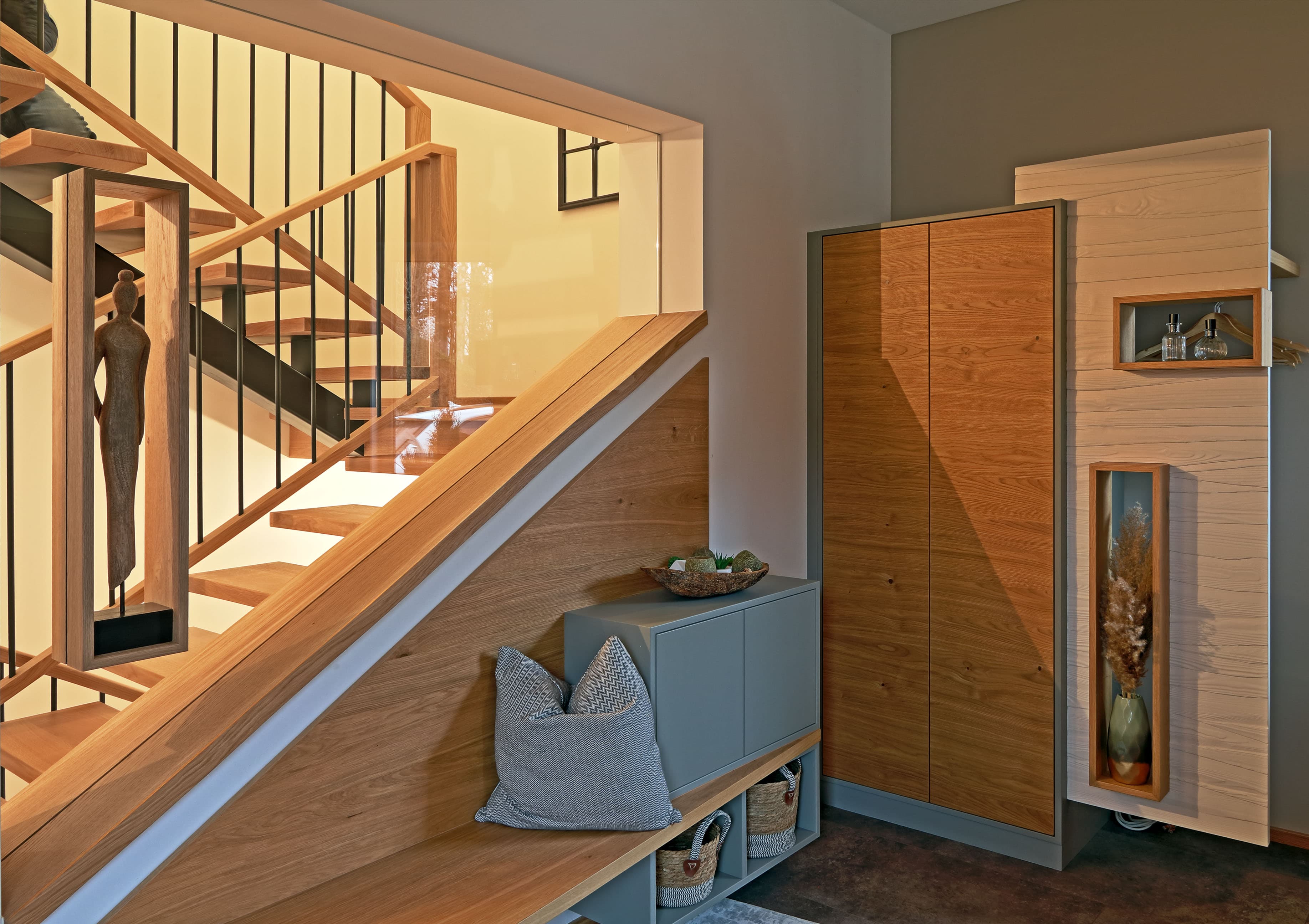 Elegante Holztreppe mit Einbauschrank Integration