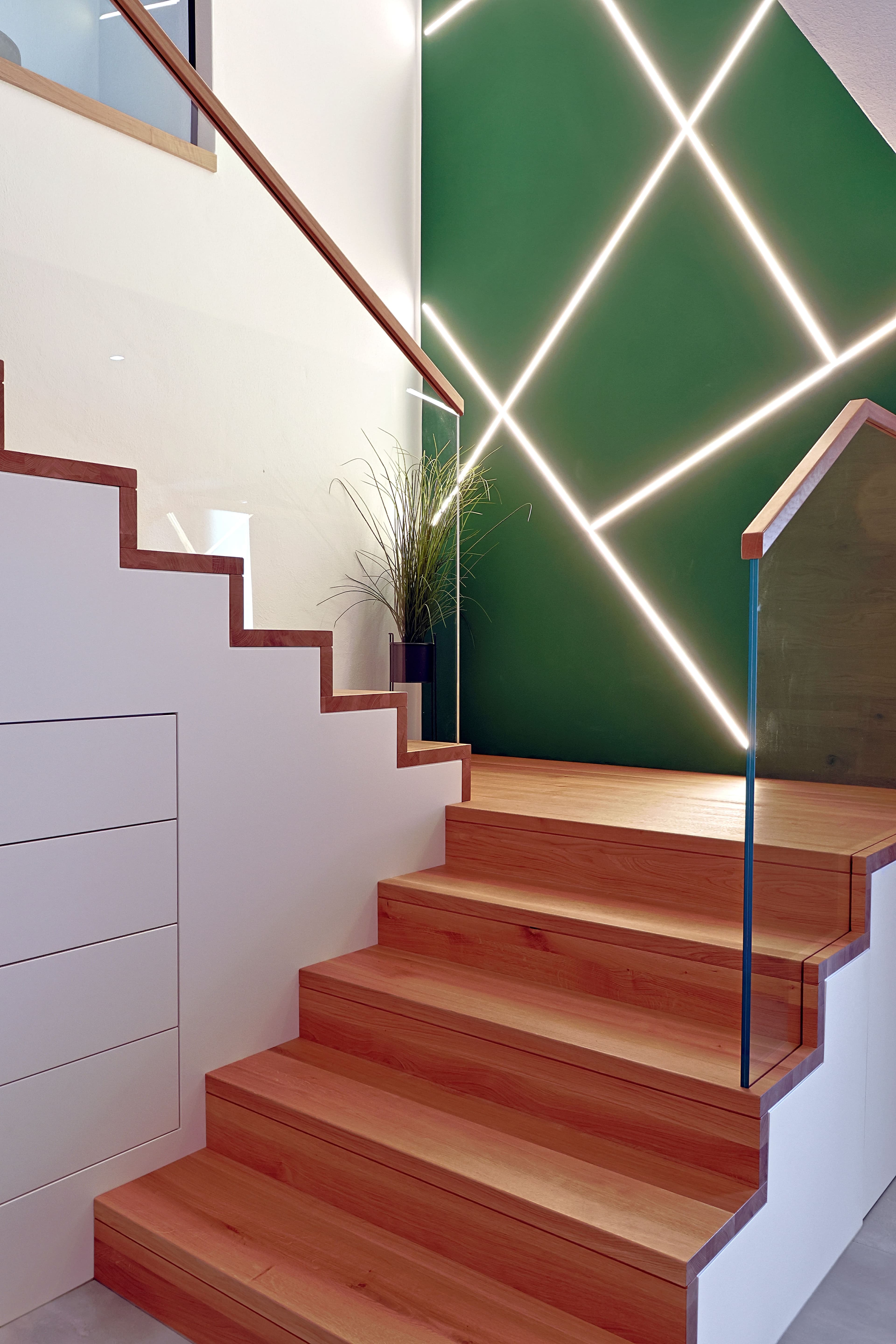 Betonstiege mit Eichenstufen und Glasgeländer - Bild 5