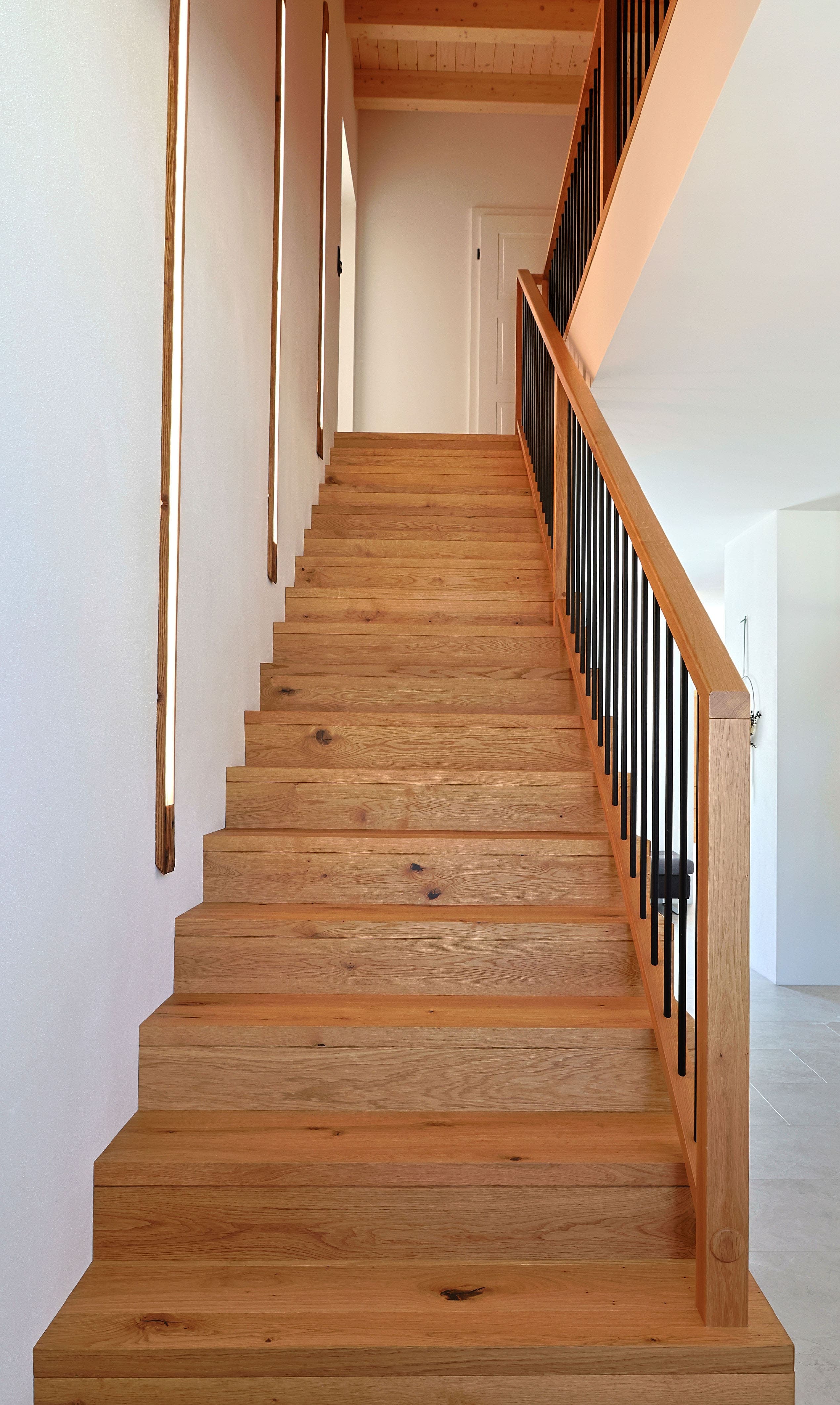 Betonstiege mit Eichenstufen und Metallstäbchen - Bild 2