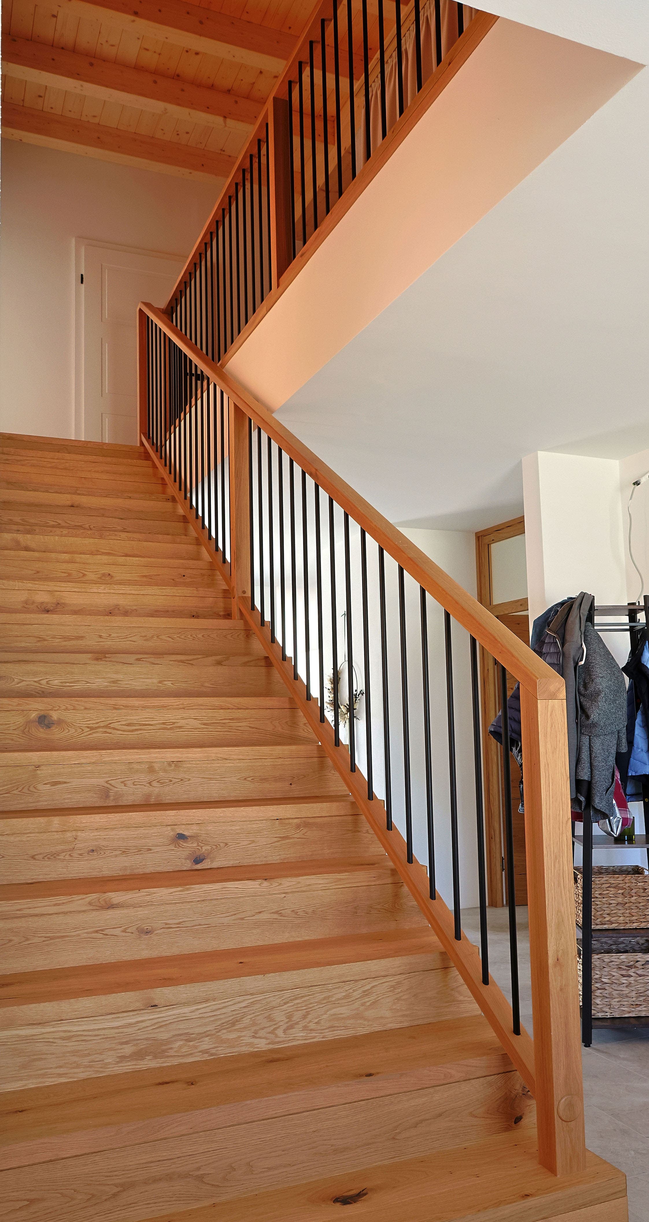 Betonstiege mit Eichenstufen und Metallstäbchen - Bild 3