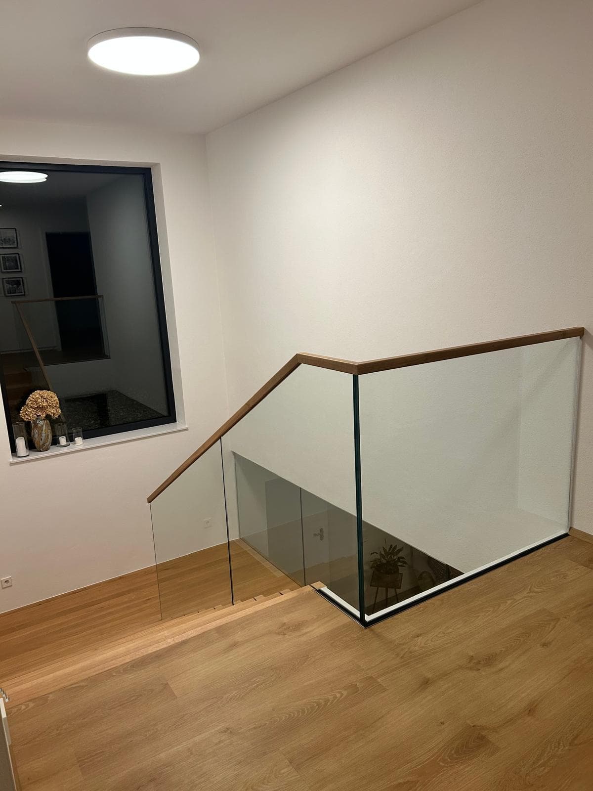 Betonstiege mit Glasgeländer und Holzhandlauf - Bild 2