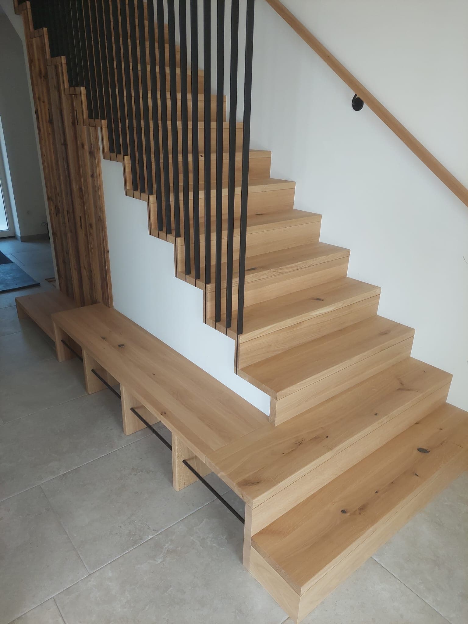 Betonstiege mit integrierter Sitzbank und schwarz lackierten Alusprossen - Bild 2