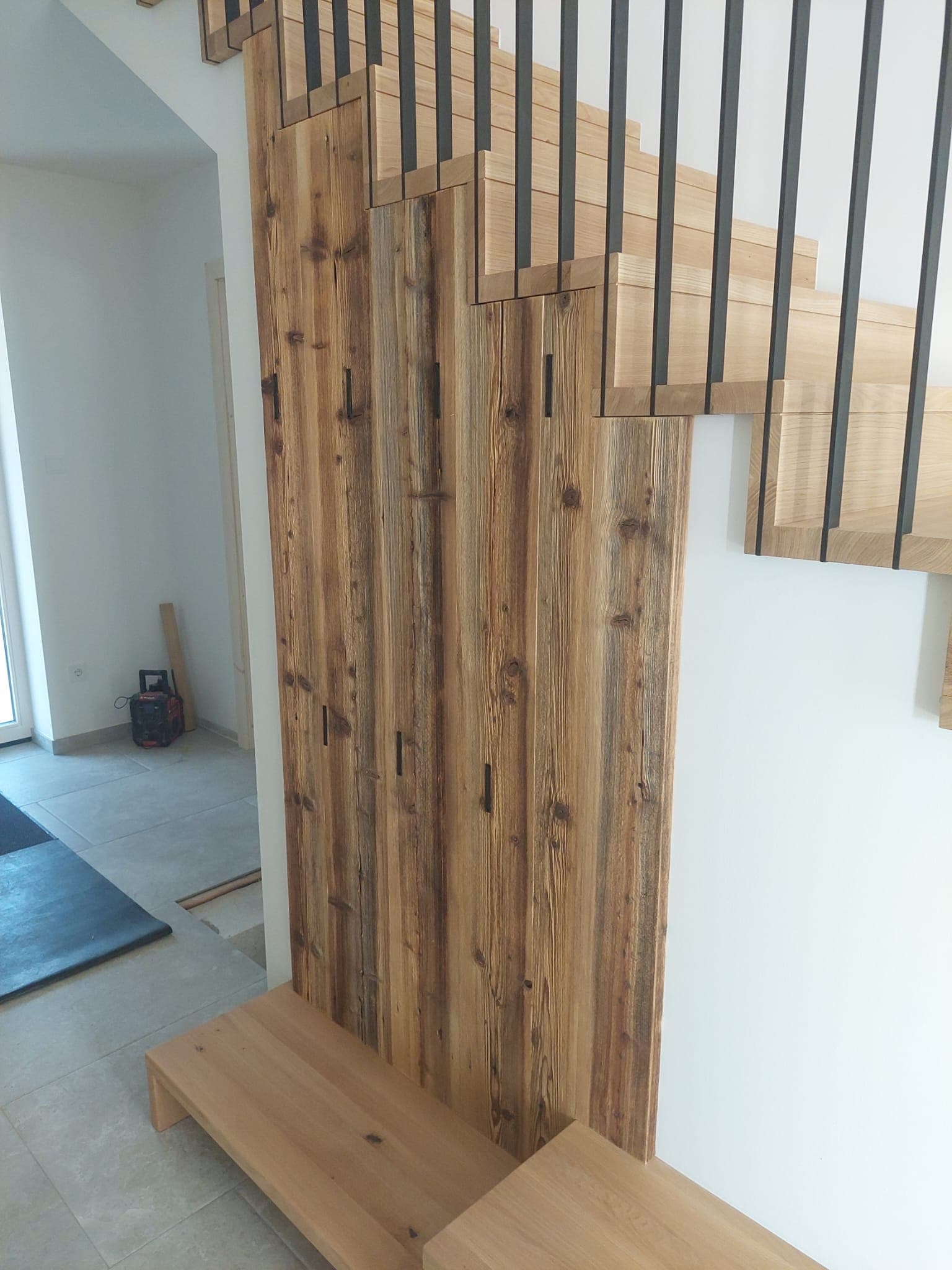 Betonstiege mit integrierter Sitzbank und schwarz lackierten Alusprossen - Bild 4