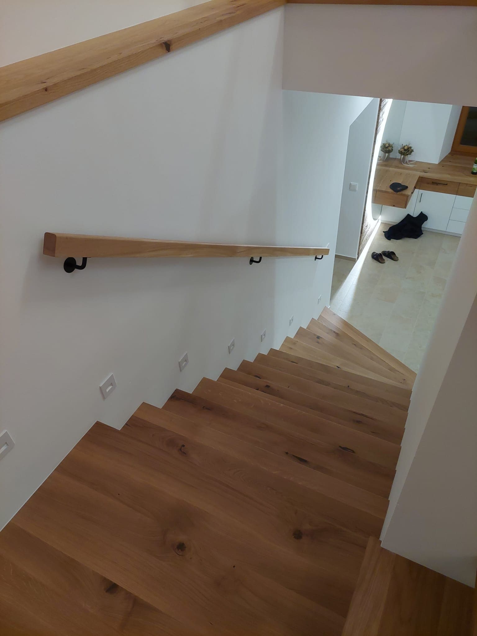 Betonstiege mit massiven Holzstufen und Wandhandlauf - Bild 1