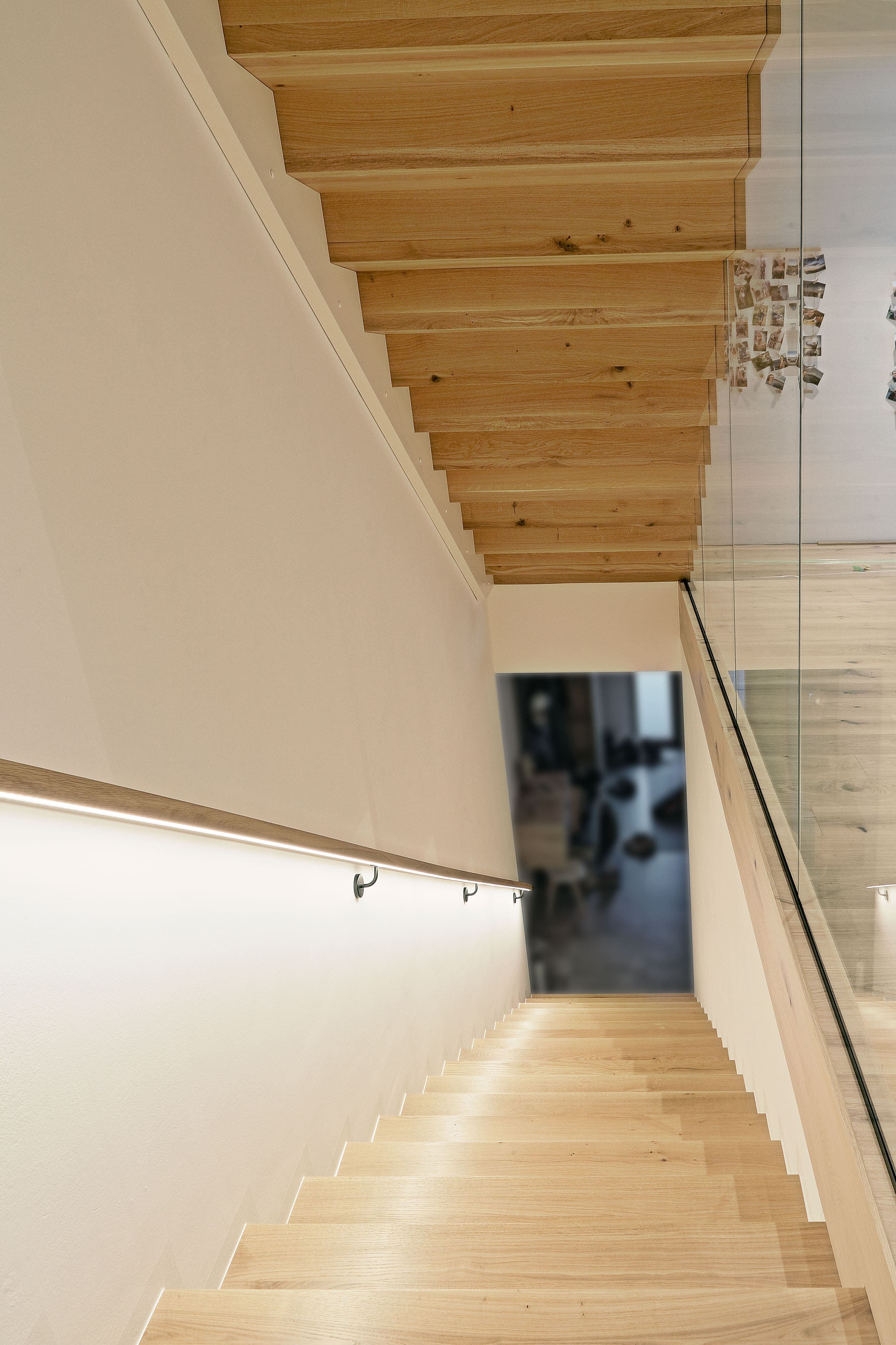 Moderne Betonstiege mit Holzverkleidung und indirektem Licht - Bild 2