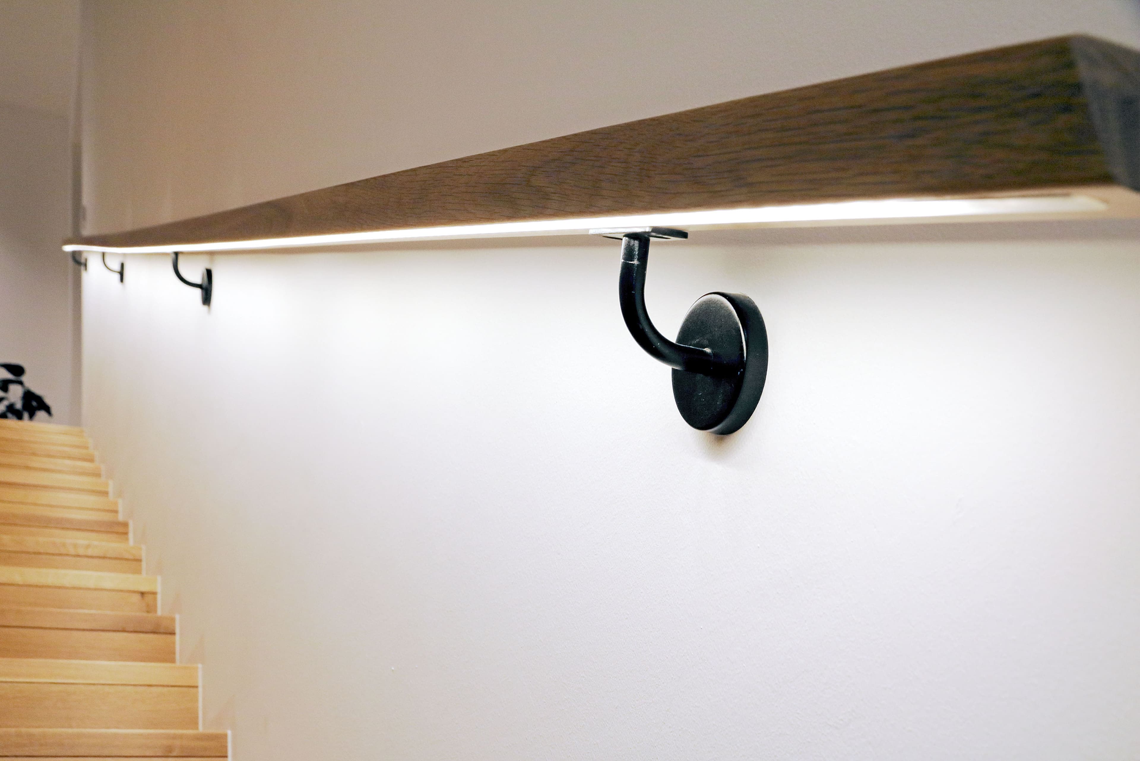 Moderne Betonstiege mit Holzverkleidung und indirektem Licht - Bild 3