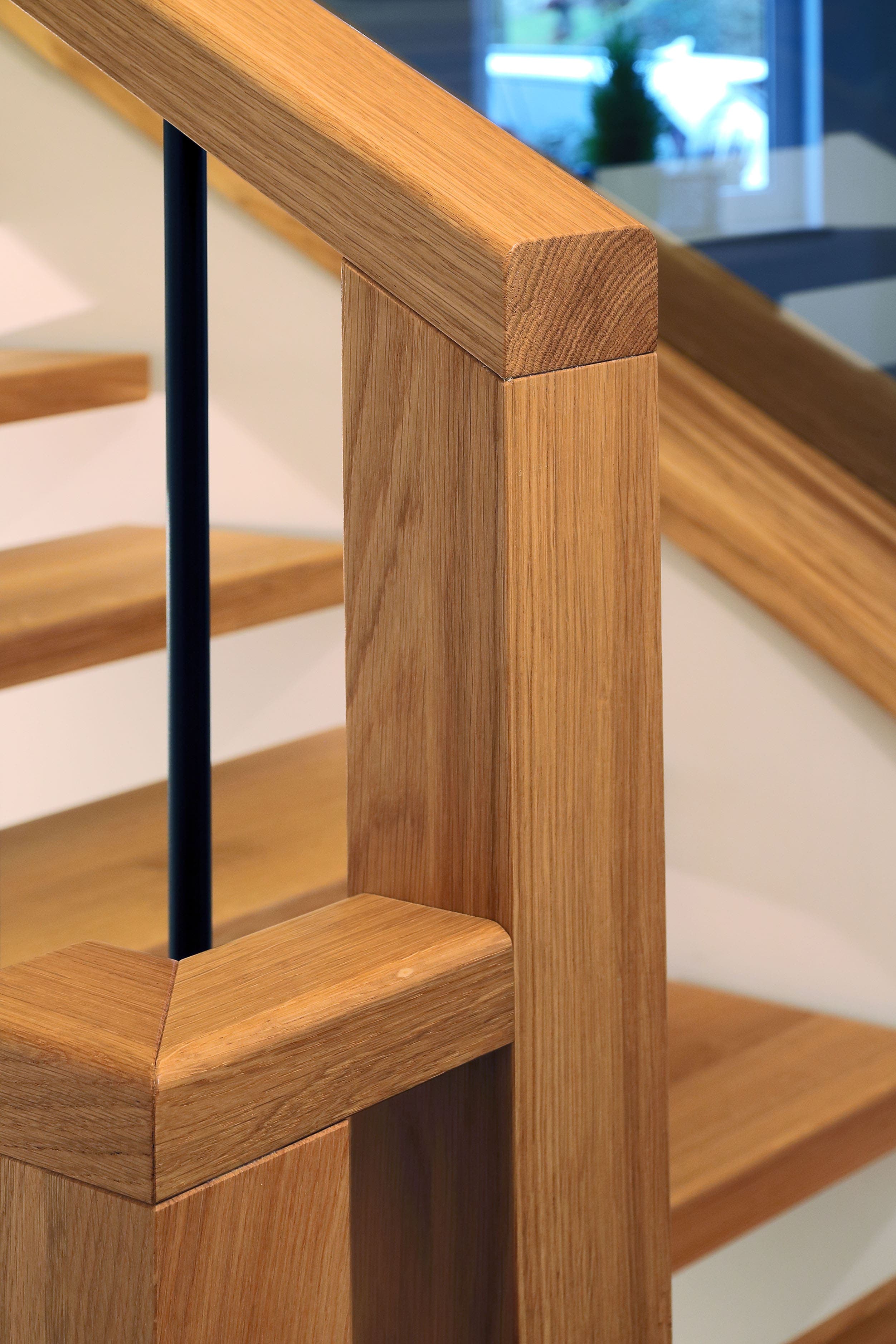 Modernes Holzgeländer mit schwarzen Stäben - Bild 2