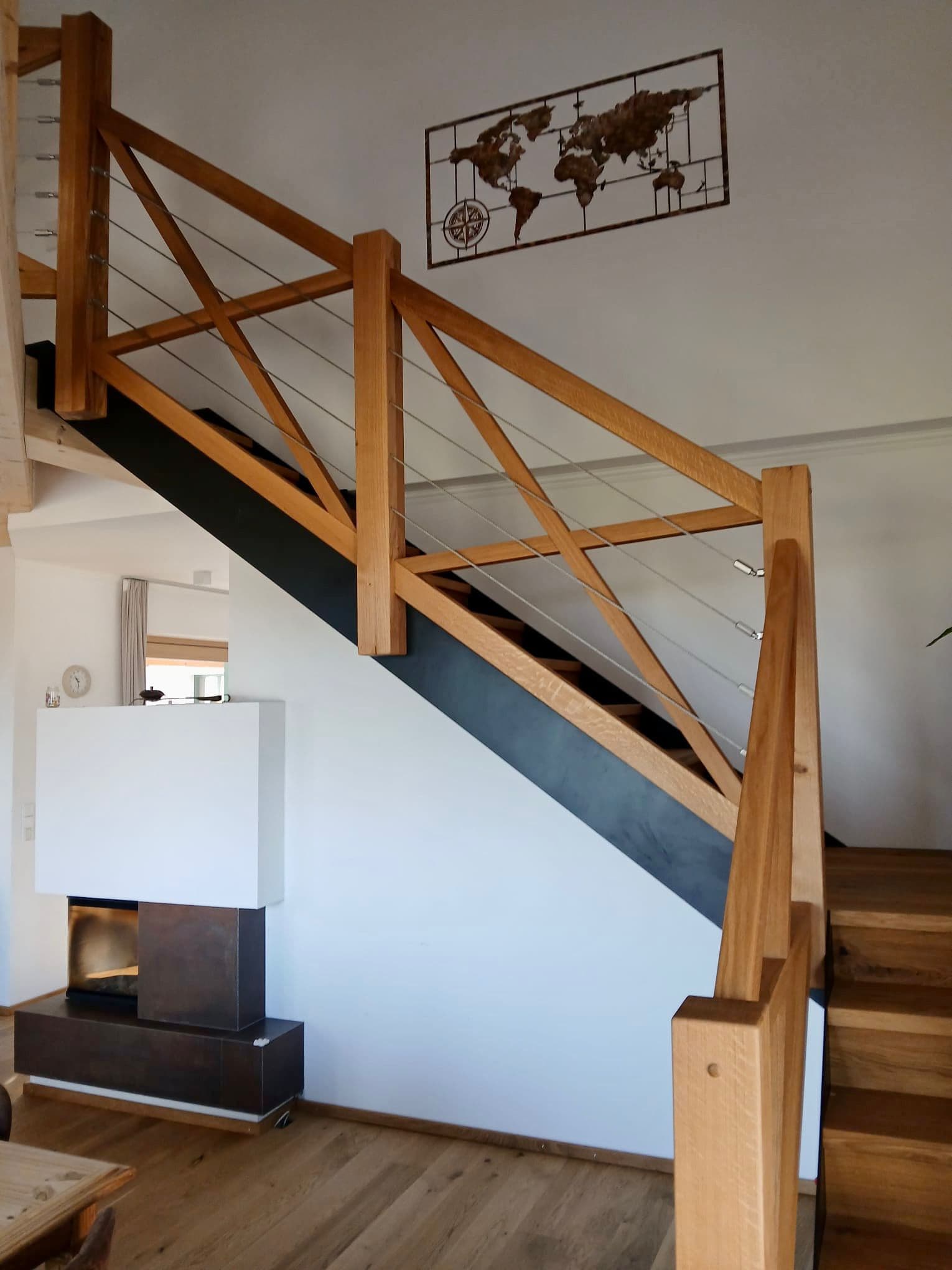 Holzstiege mit markanter Seitenkonstruktion und Edelstahlseilen - Bild 1