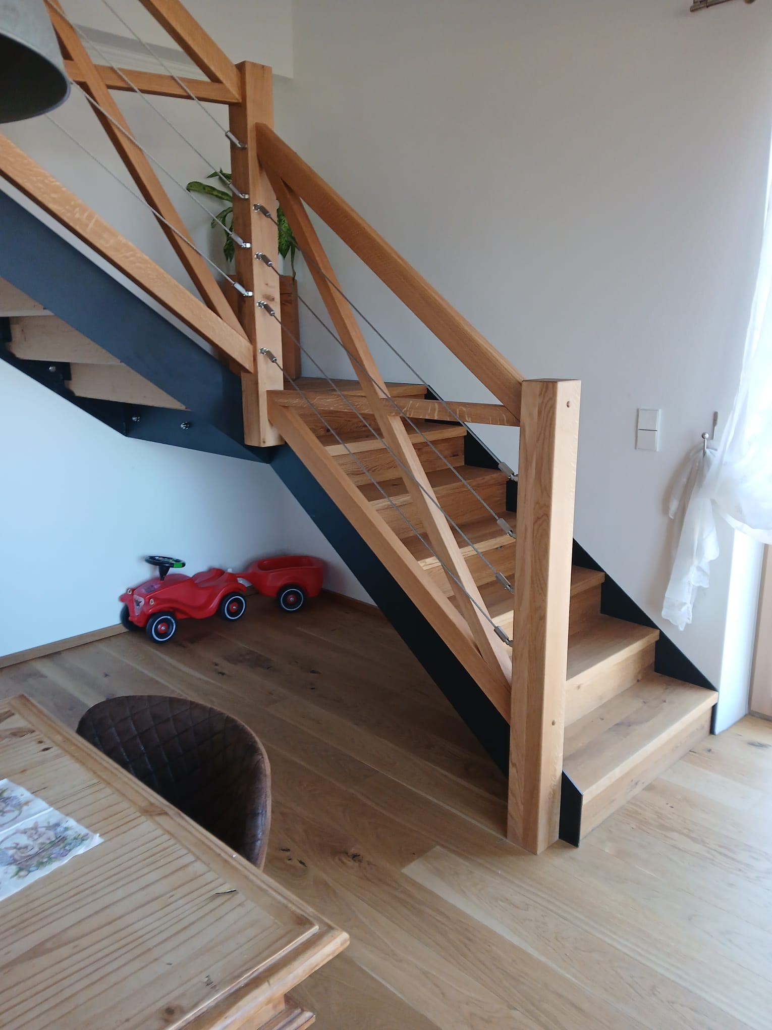 Holzstiege mit markanter Seitenkonstruktion und Edelstahlseilen - Bild 2