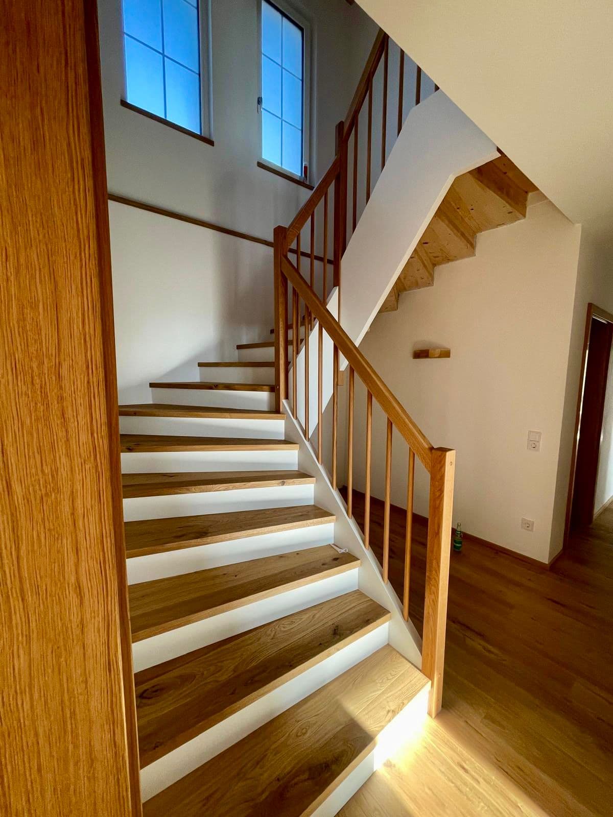 Holzstiege mit massiven Eichenstufen und Holzgeländer - Bild 1