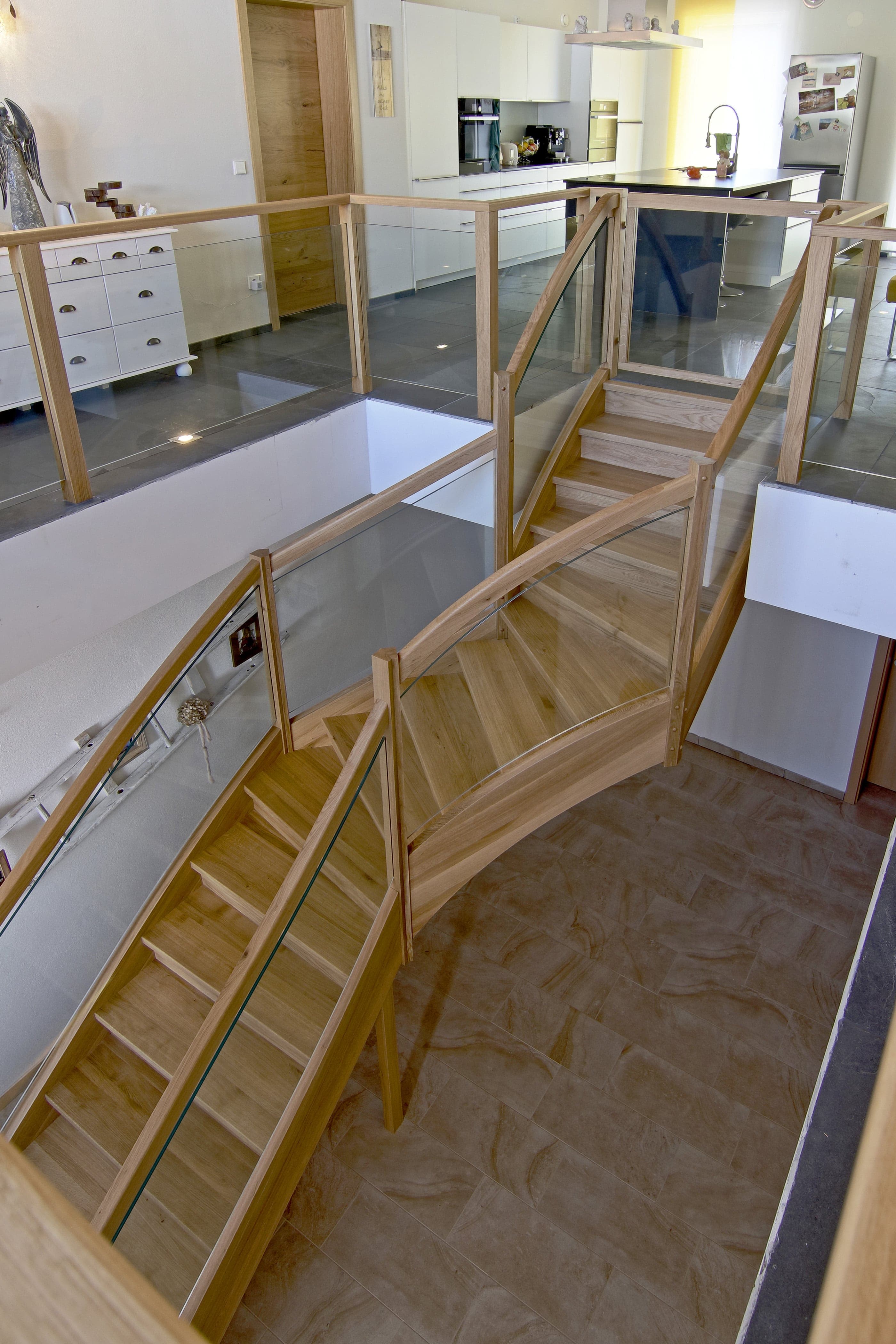 Geschwungene Holztreppe mit Glas - Bild 2