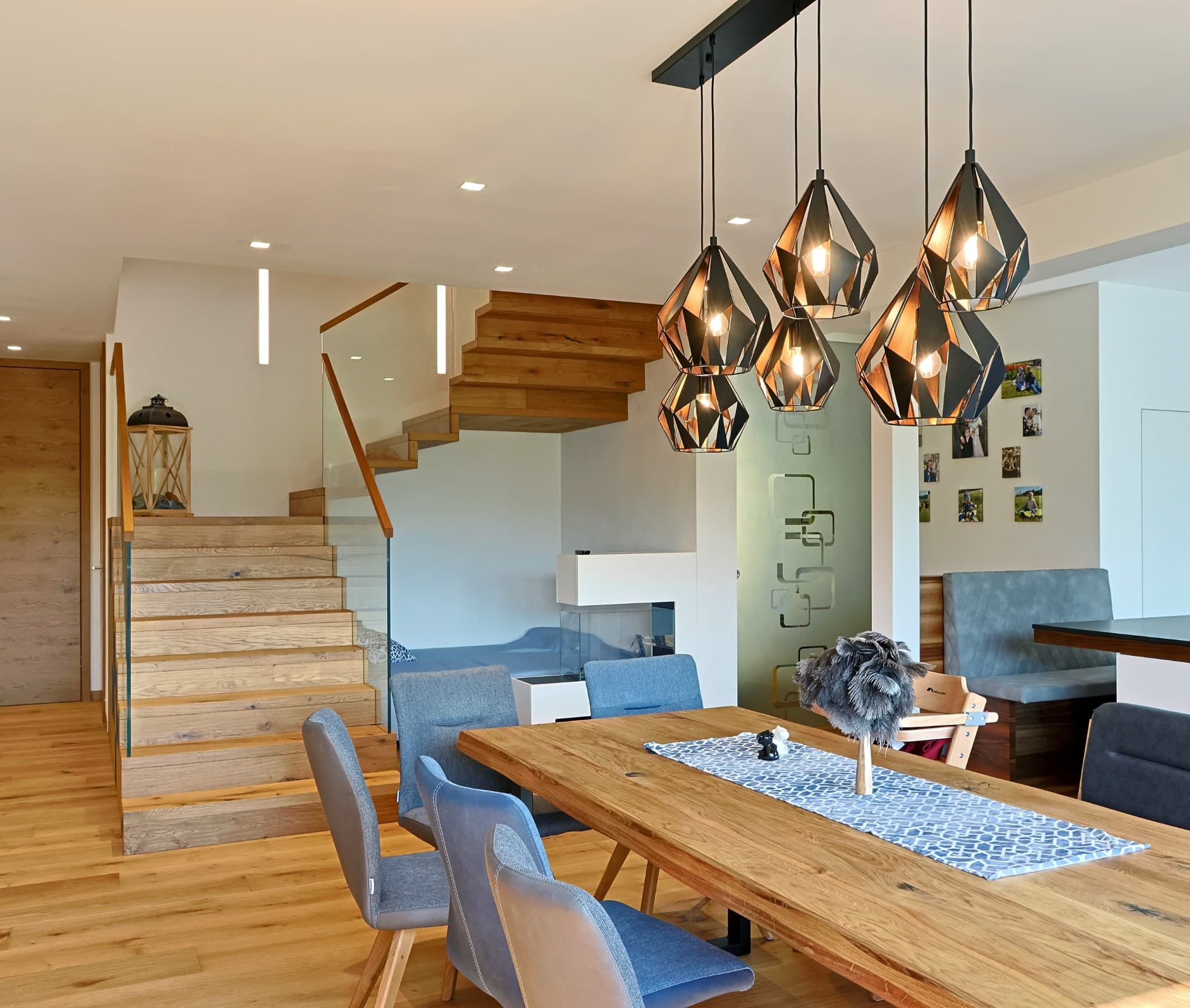 Holztreppe mit Glasgeländer - Bild 1