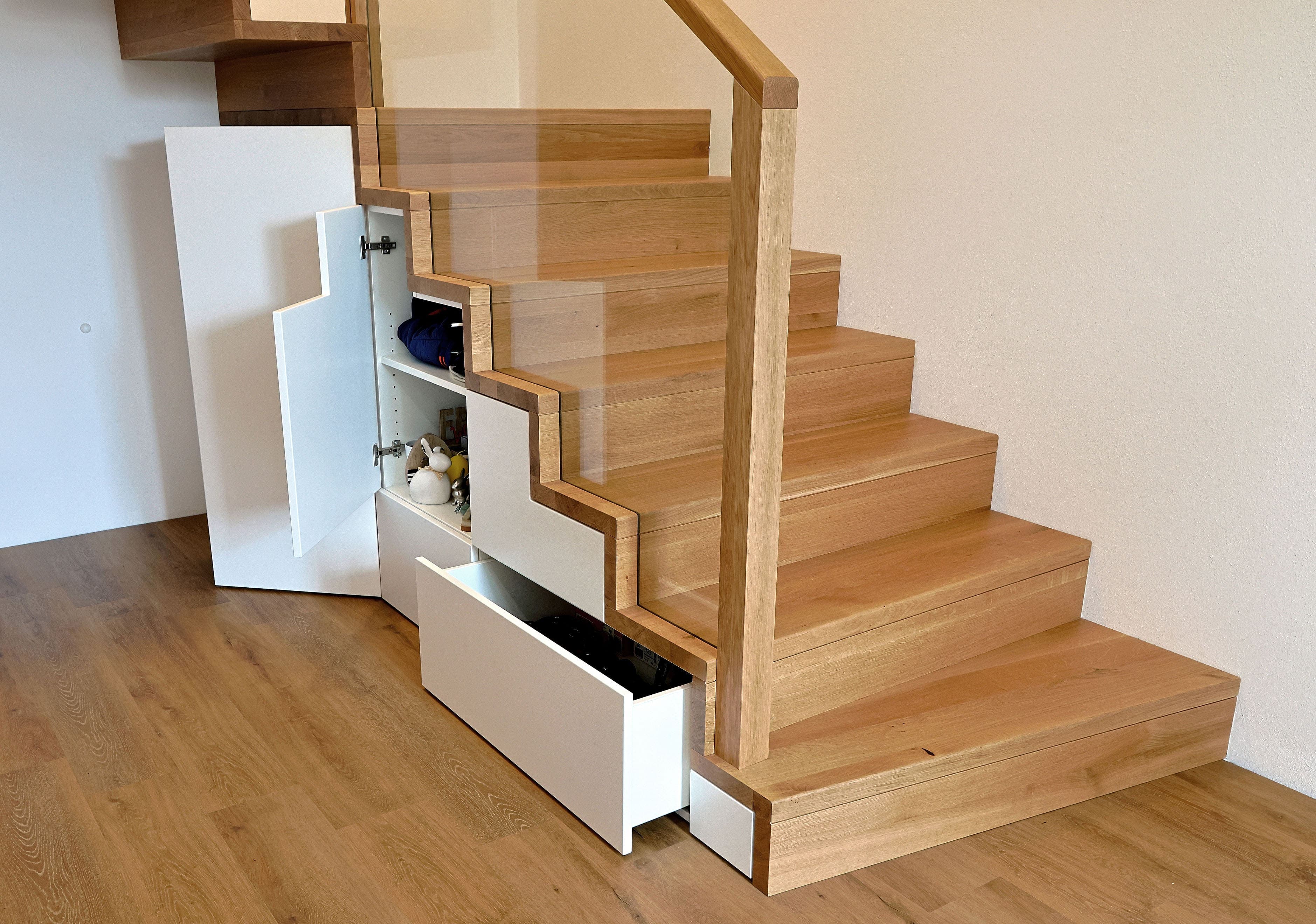 Holztreppe mit Glas und Stauraum - Bild 3