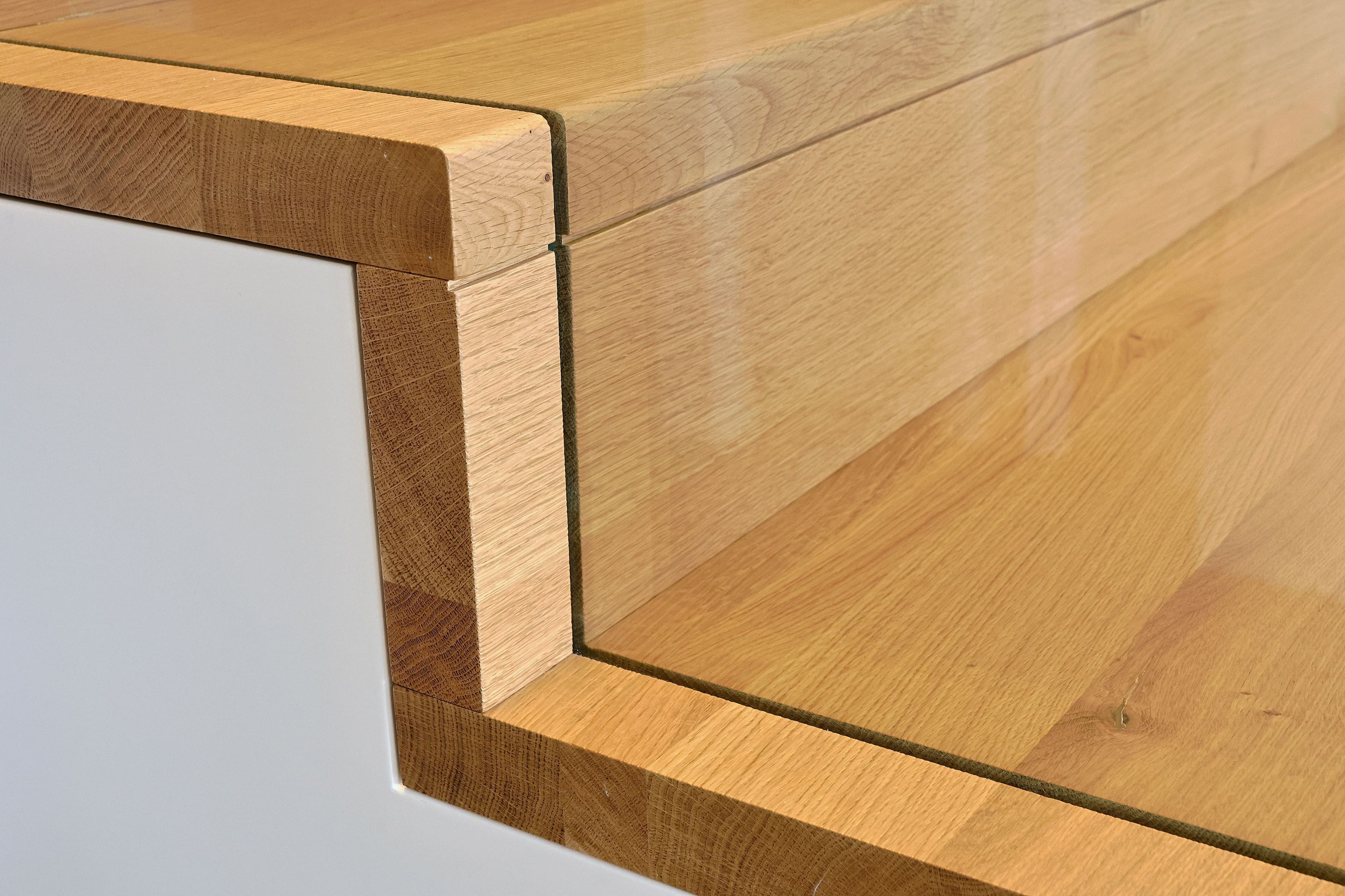 Holztreppe mit Glas und Stauraum - Bild 4