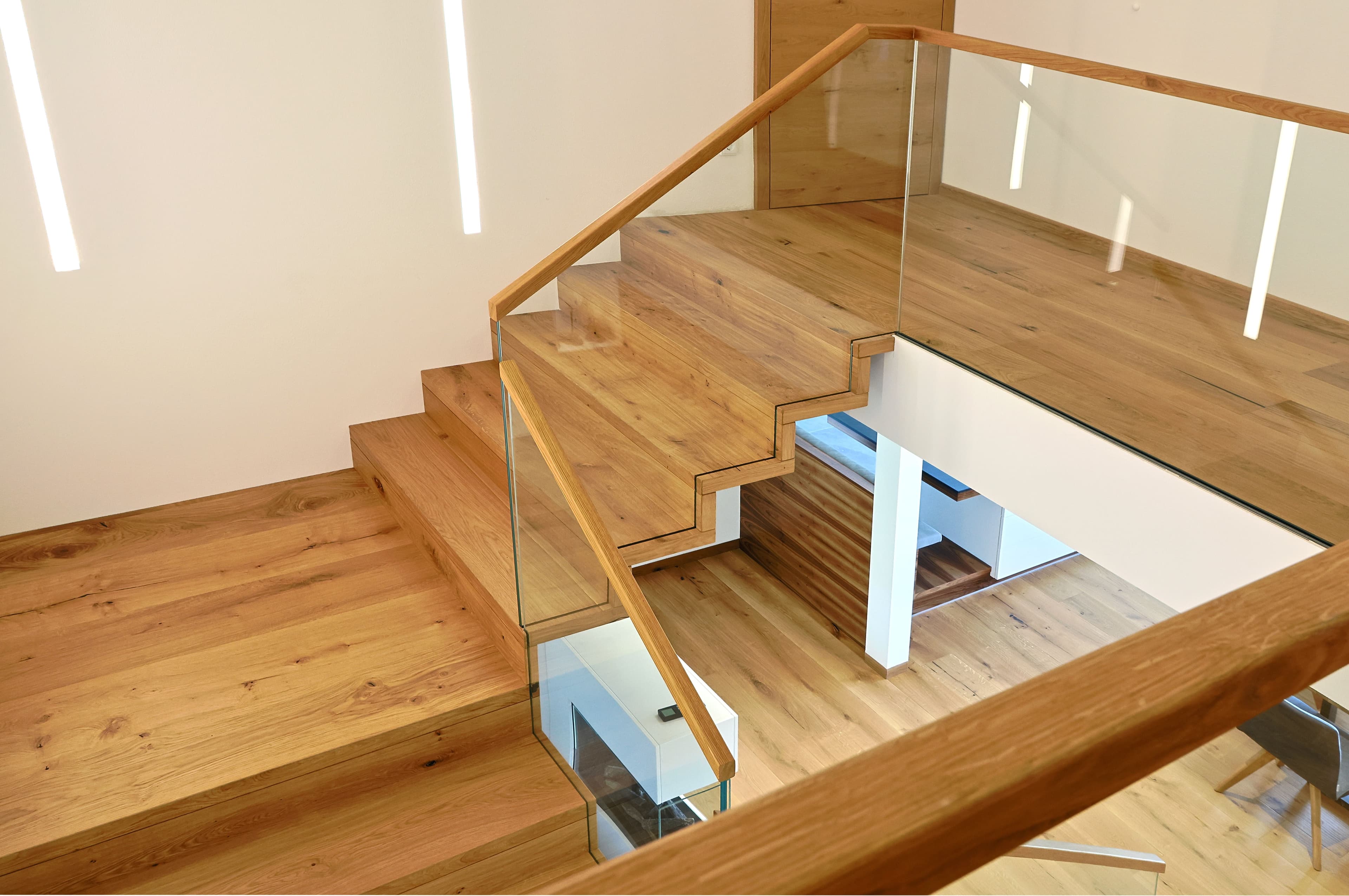 Holztreppe mit Glasgeländer und Stauraum - Bild 2