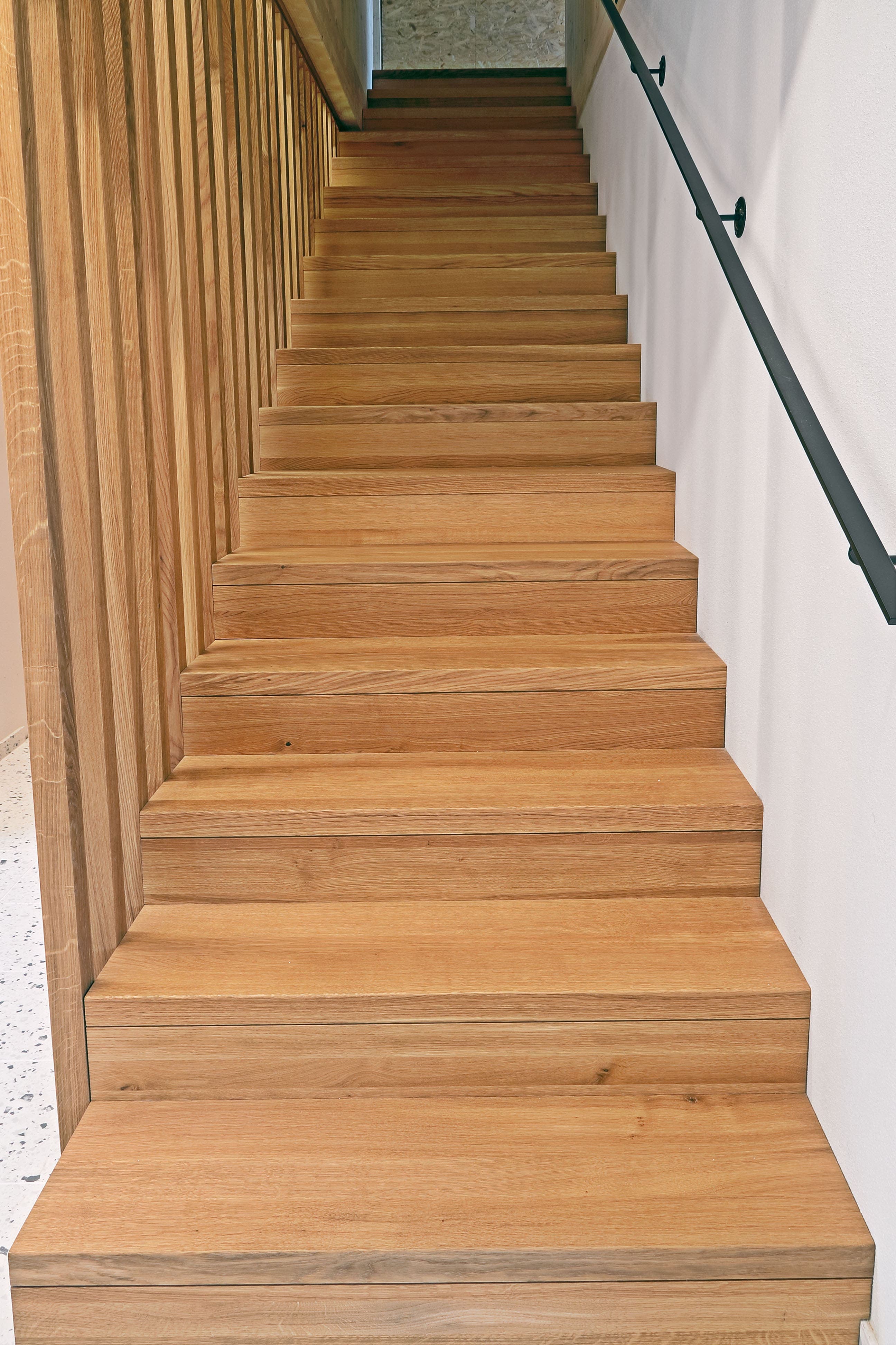 Holztreppe mit massiven Eichenstufen und Lamellenwand - Bild 1