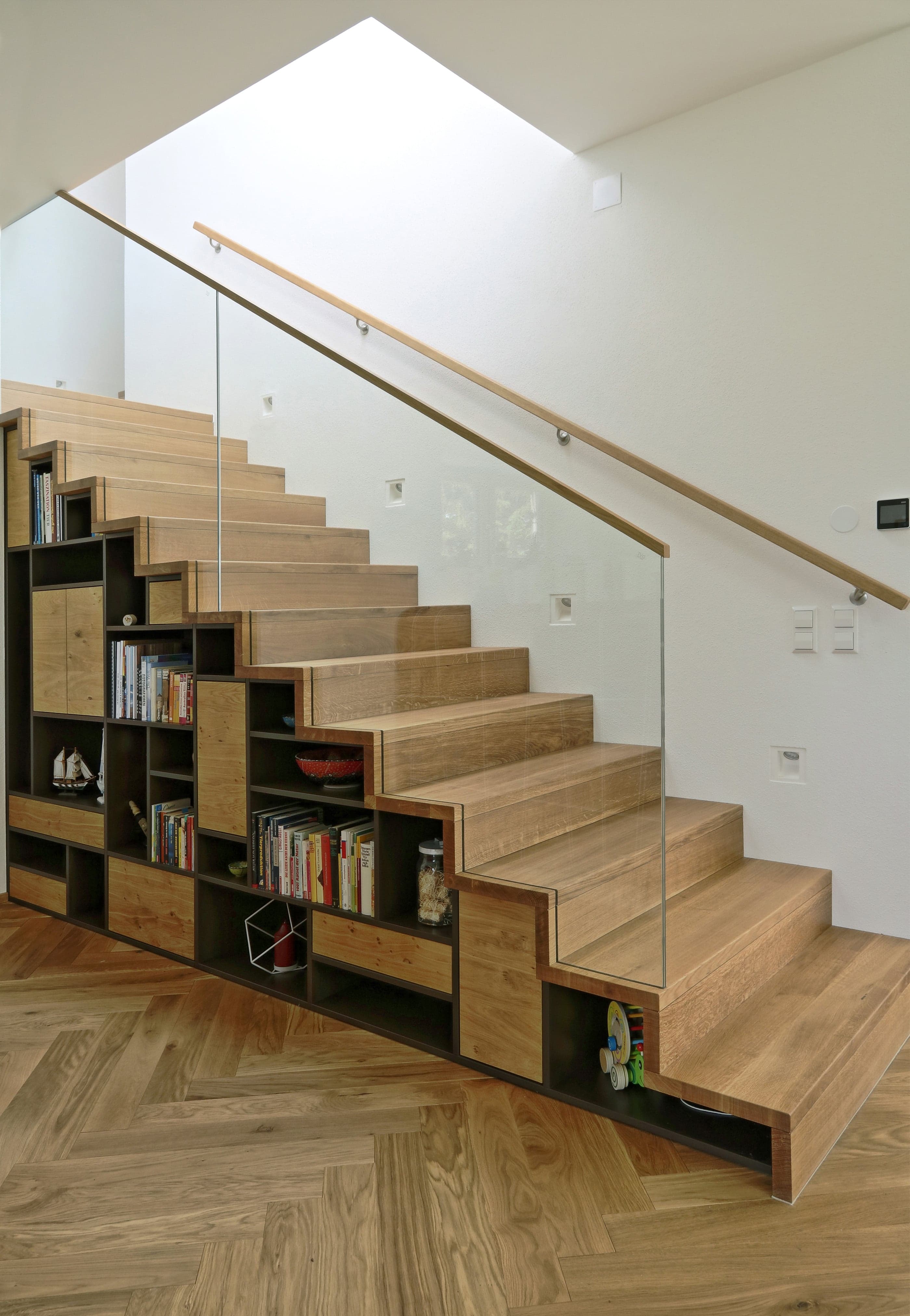 Holztreppe mit Stauraum und Glasgeländer - Bild 1