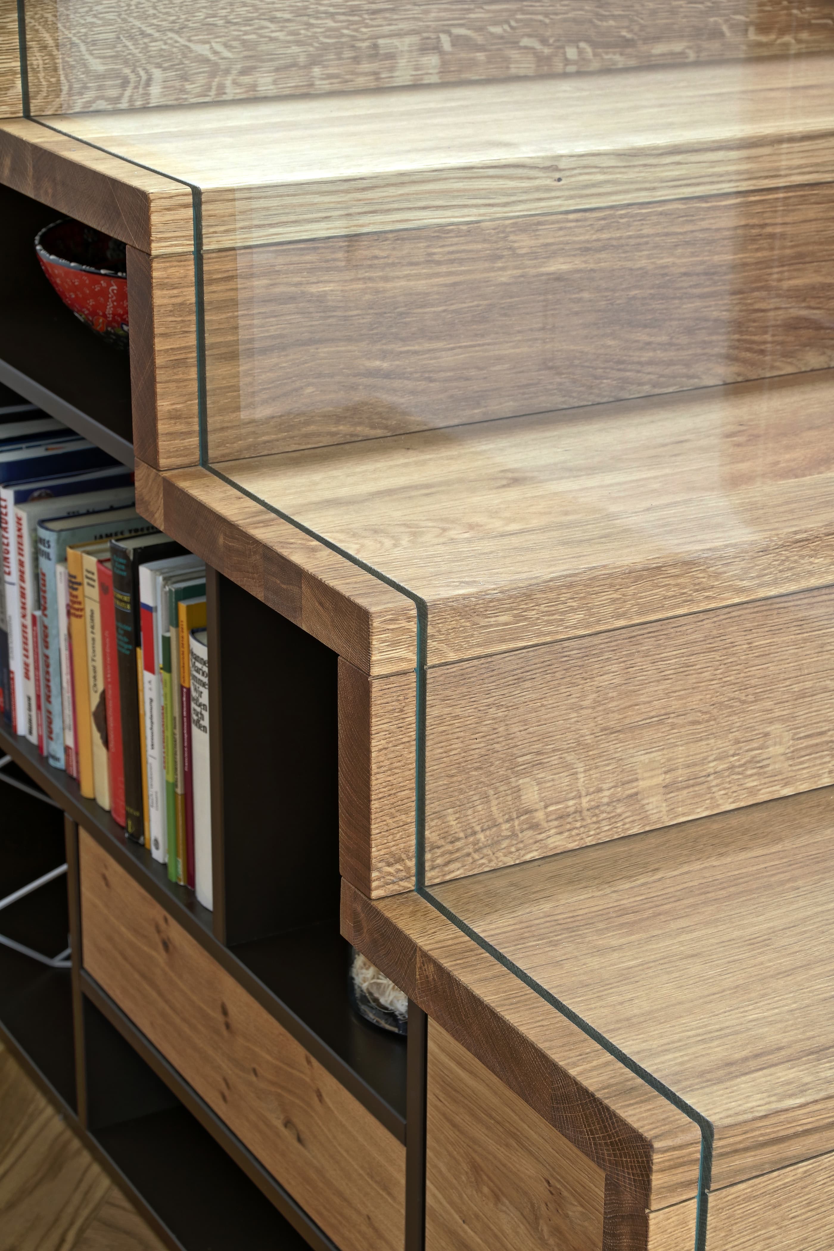 Holztreppe mit Stauraum und Glasgeländer - Bild 2