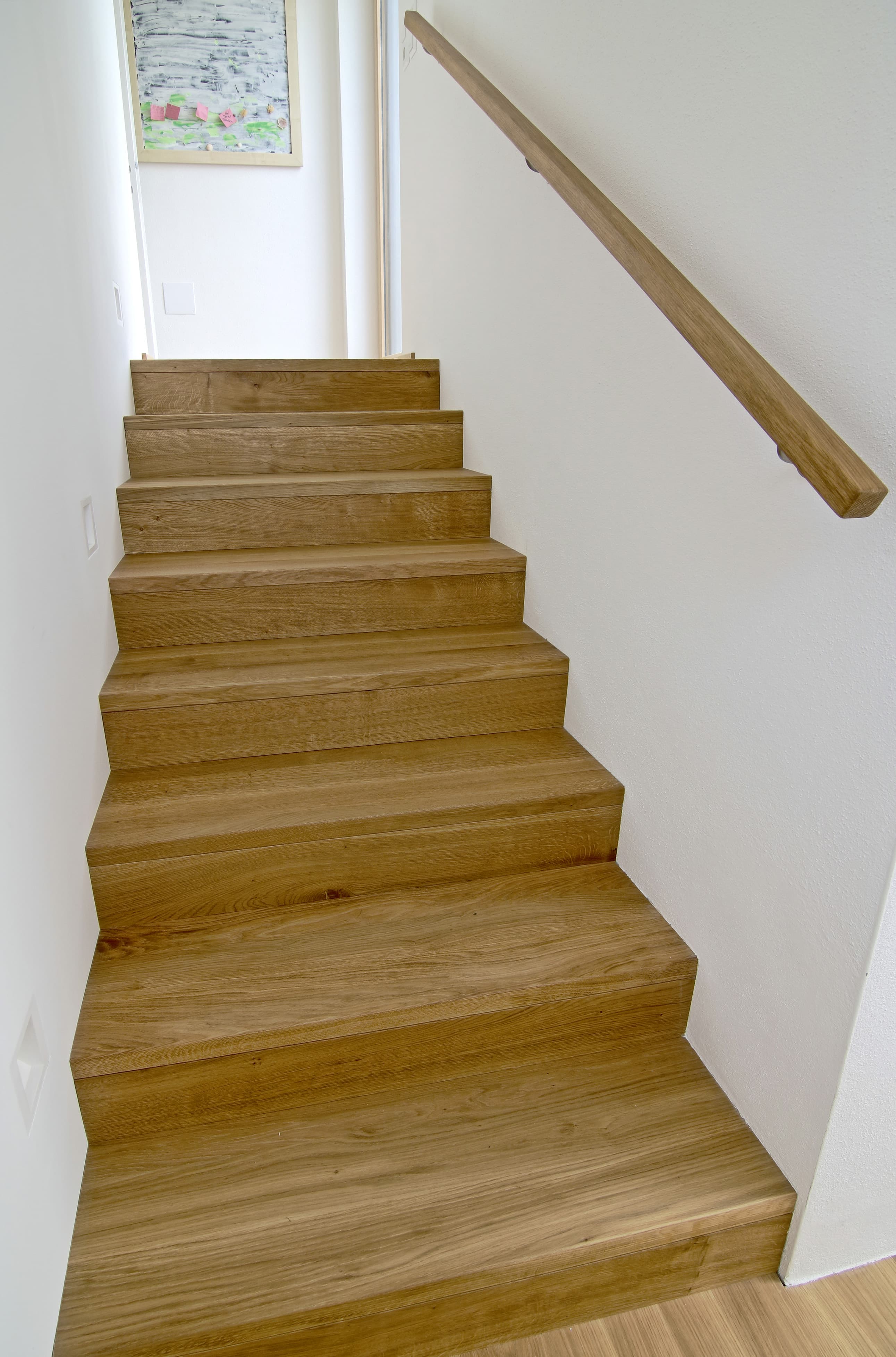 Holztreppe mit Stauraum und Glasgeländer - Bild 3