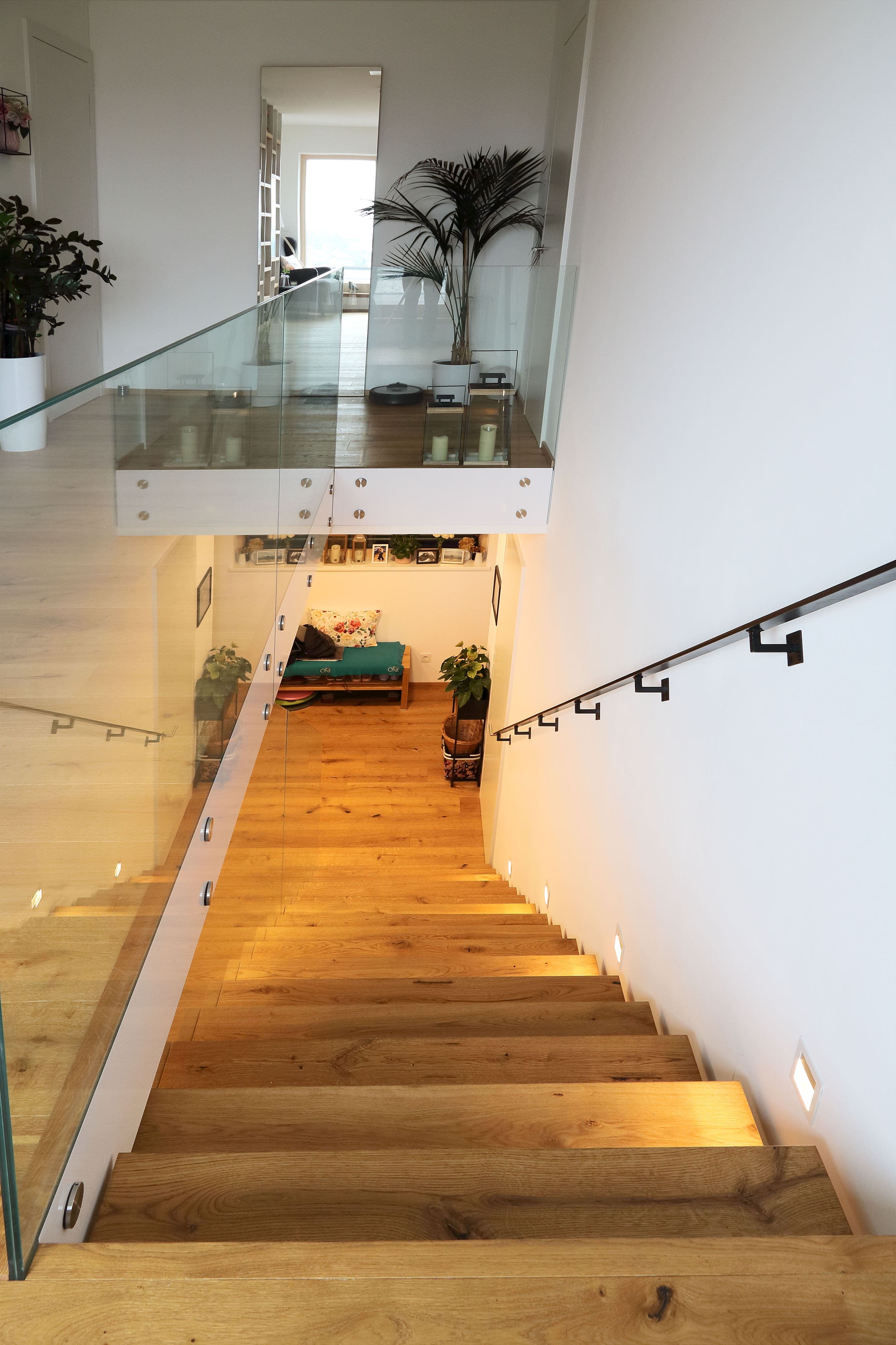 Moderne freitragende Holztreppe mit Glasgeländer - Bild 2