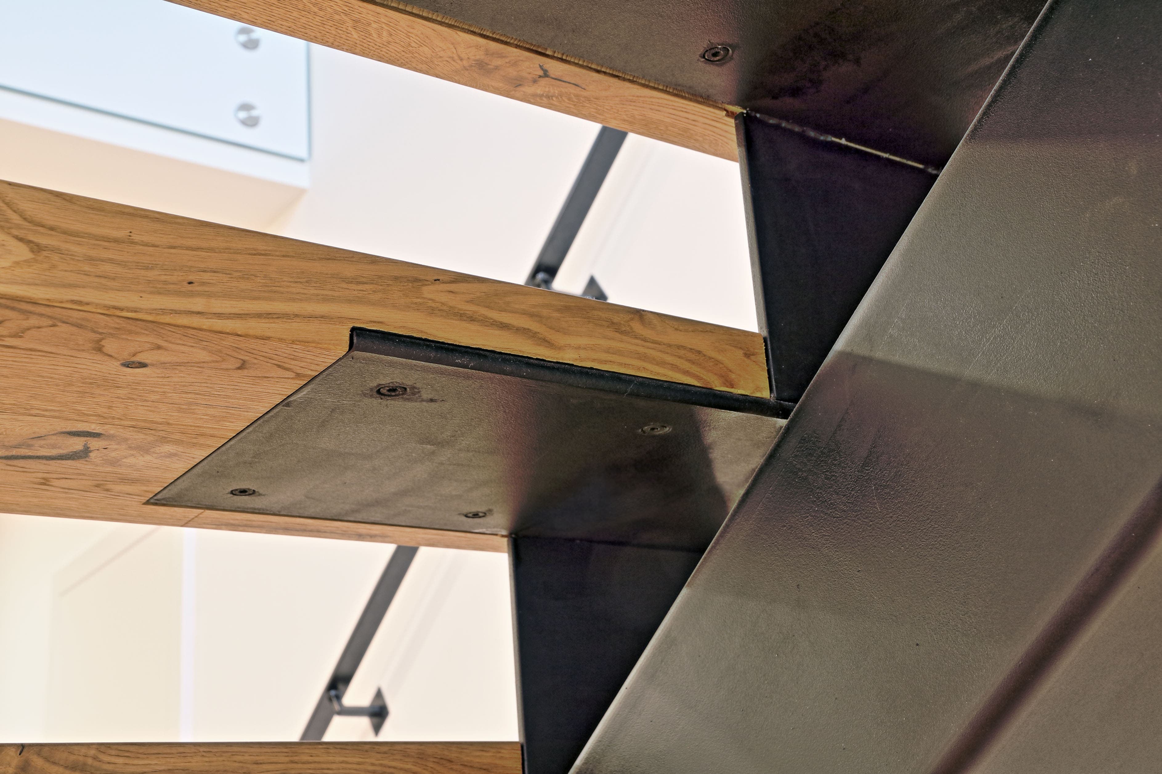 Moderne freitragende Holztreppe mit Glasgeländer - Bild 4