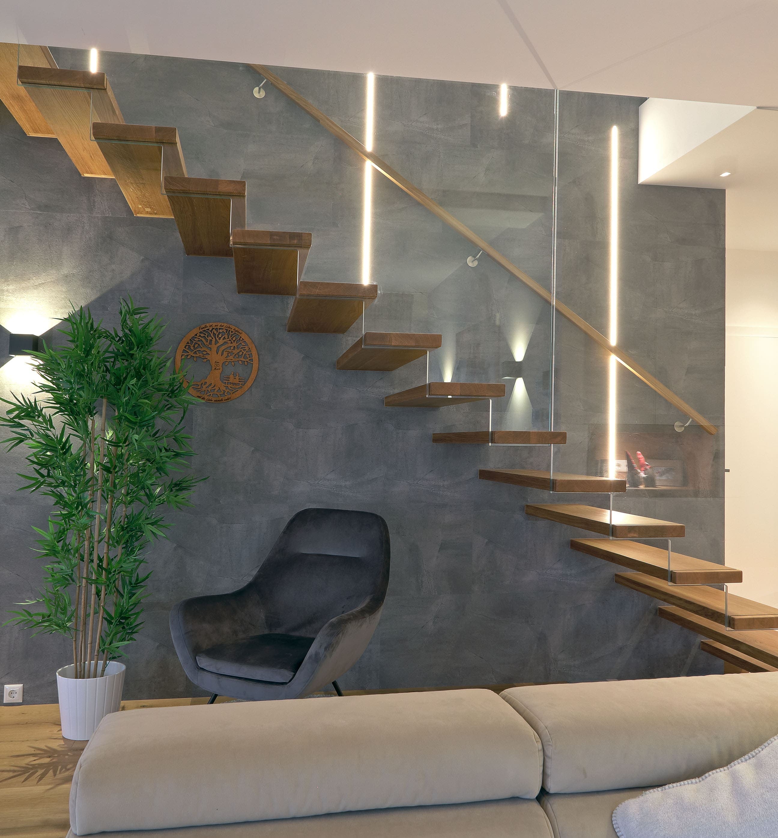 Moderne freitragende Holztreppe mit Glasgeländer und Lichtakzenten - Bild 2