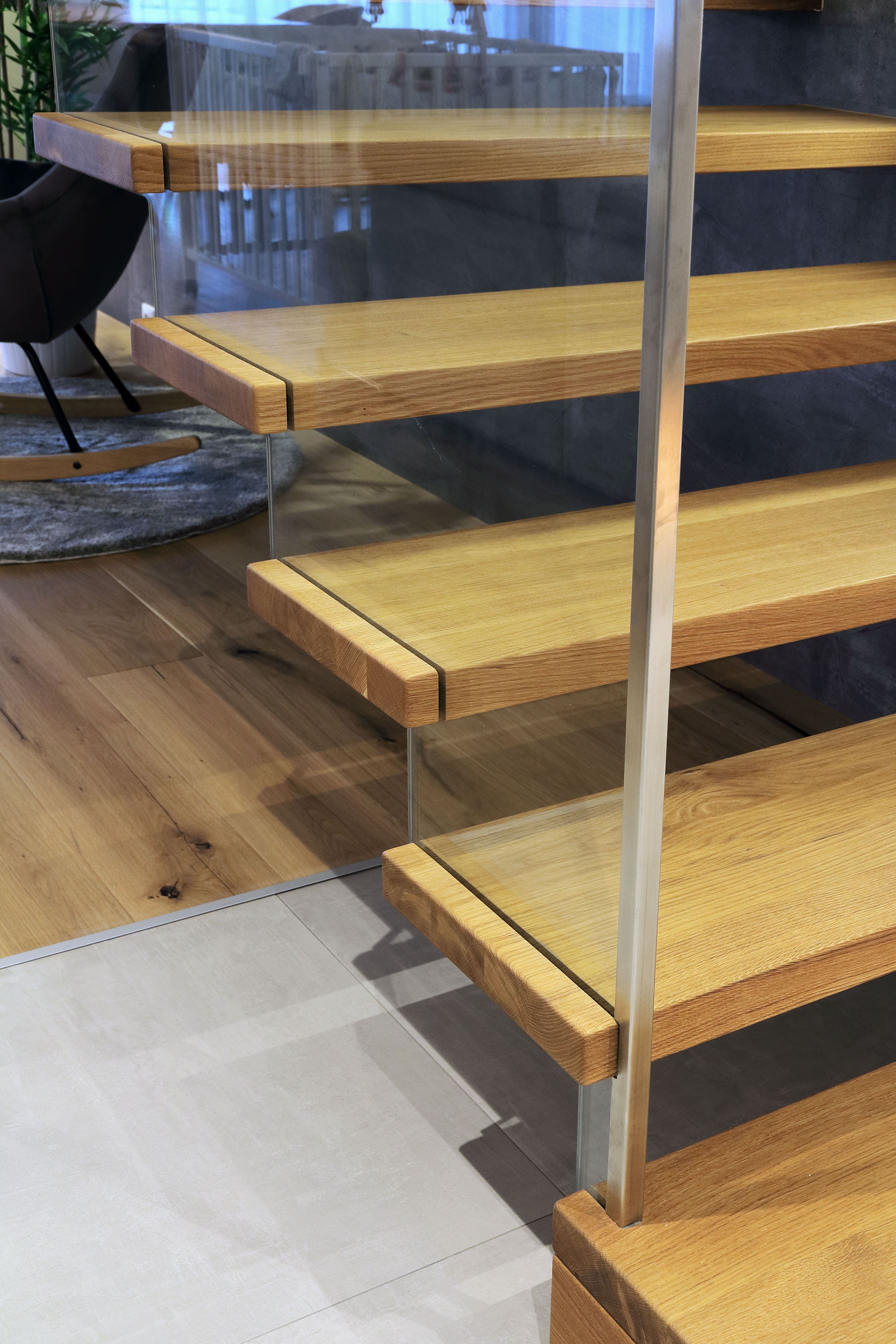 Moderne freitragende Holztreppe mit Glasgeländer und Lichtakzenten - Bild 4