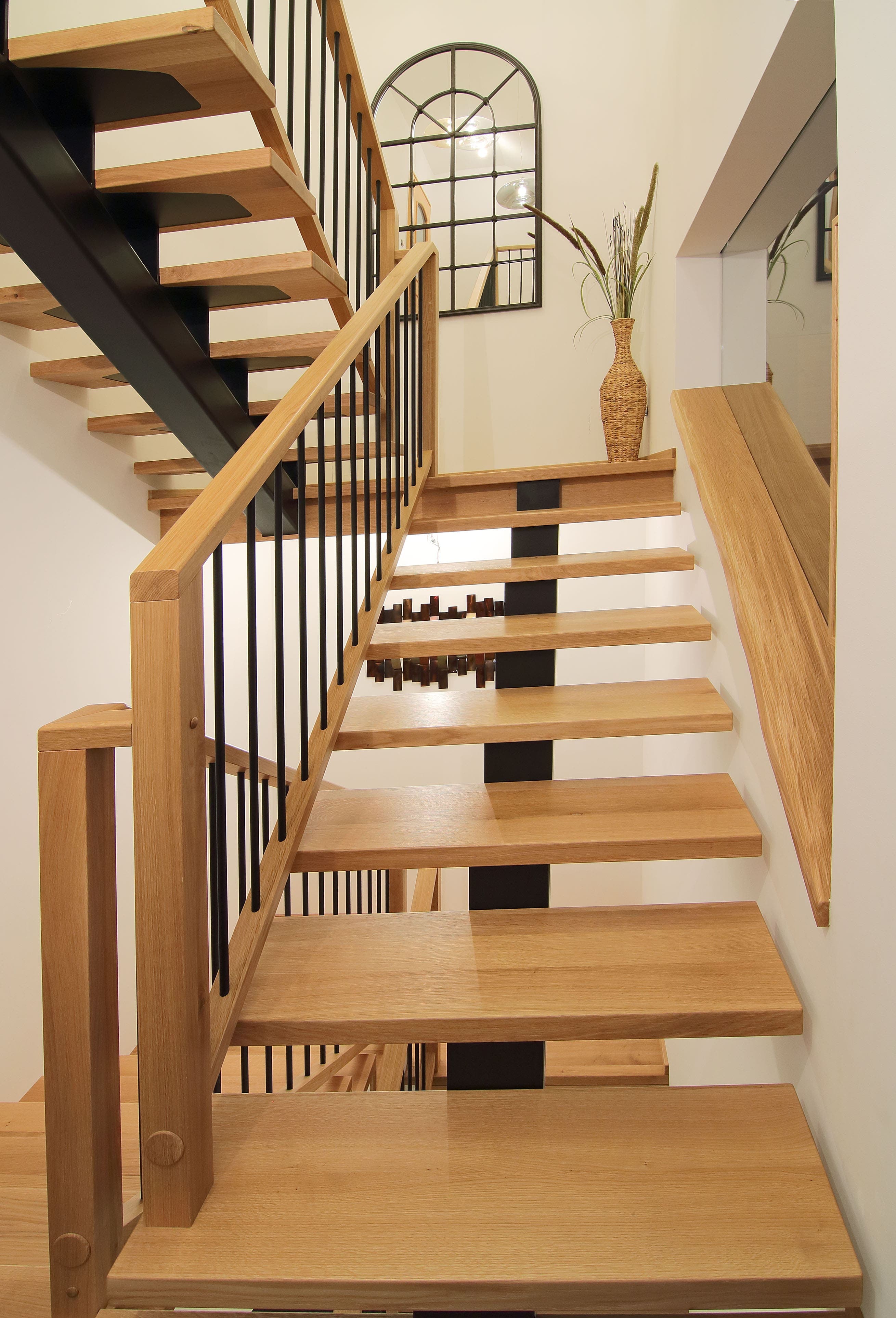 Moderne Holztreppe mit Stahl und Eichenstufen - Bild 1