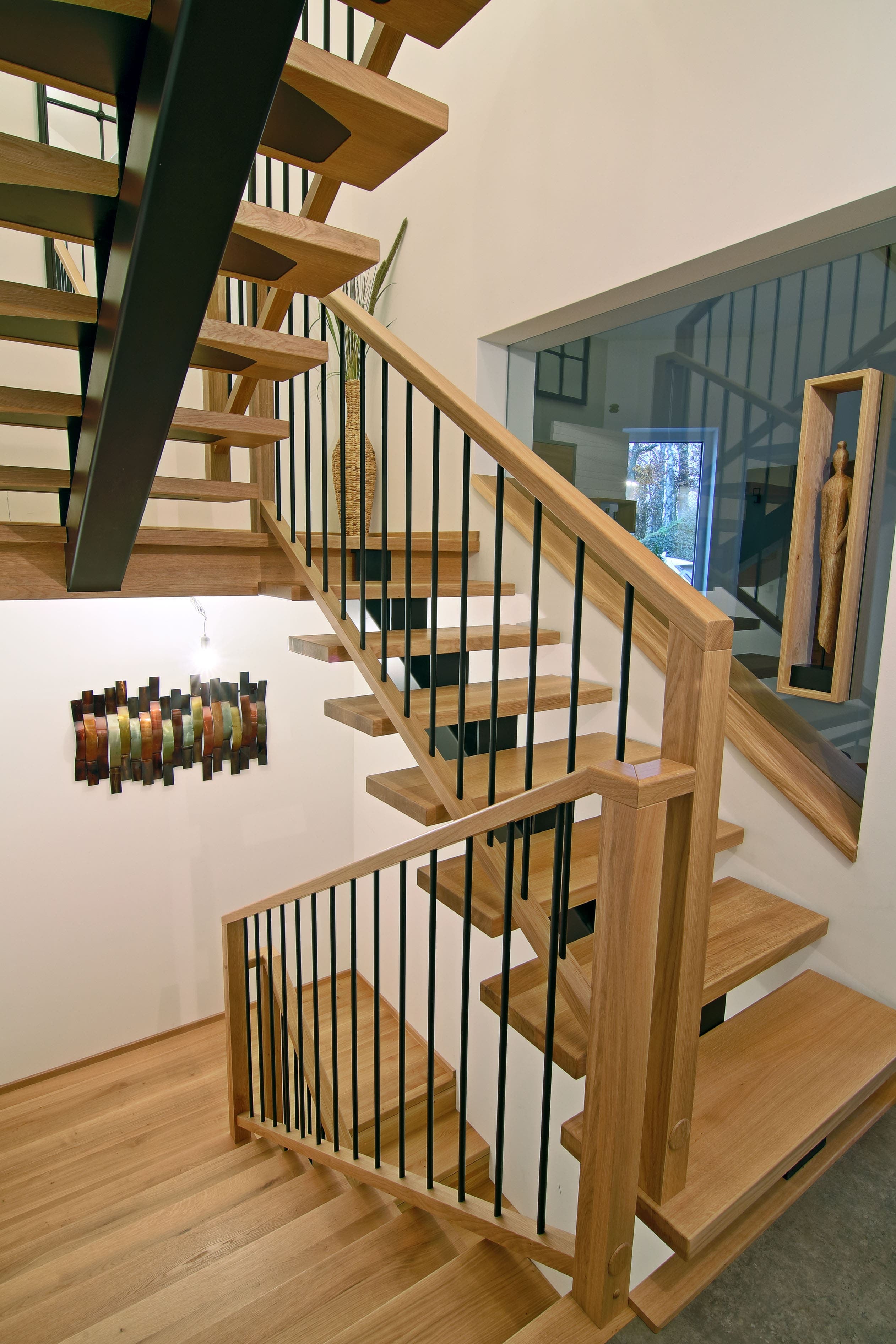 Moderne Holztreppe mit Stahl und Eichenstufen - Bild 2