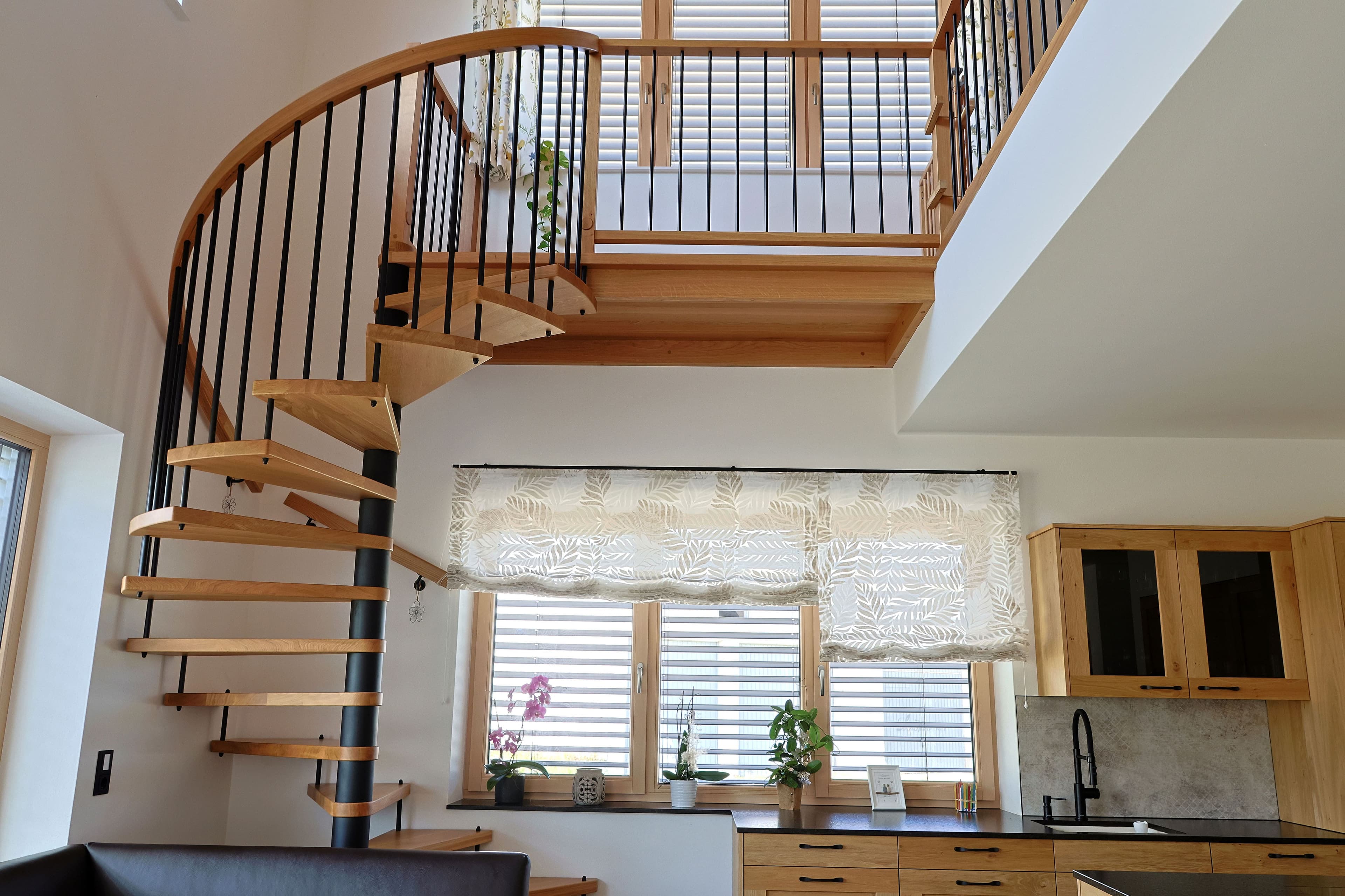 Wendeltreppe aus Holz mit Metallstäbchen - Bild 1