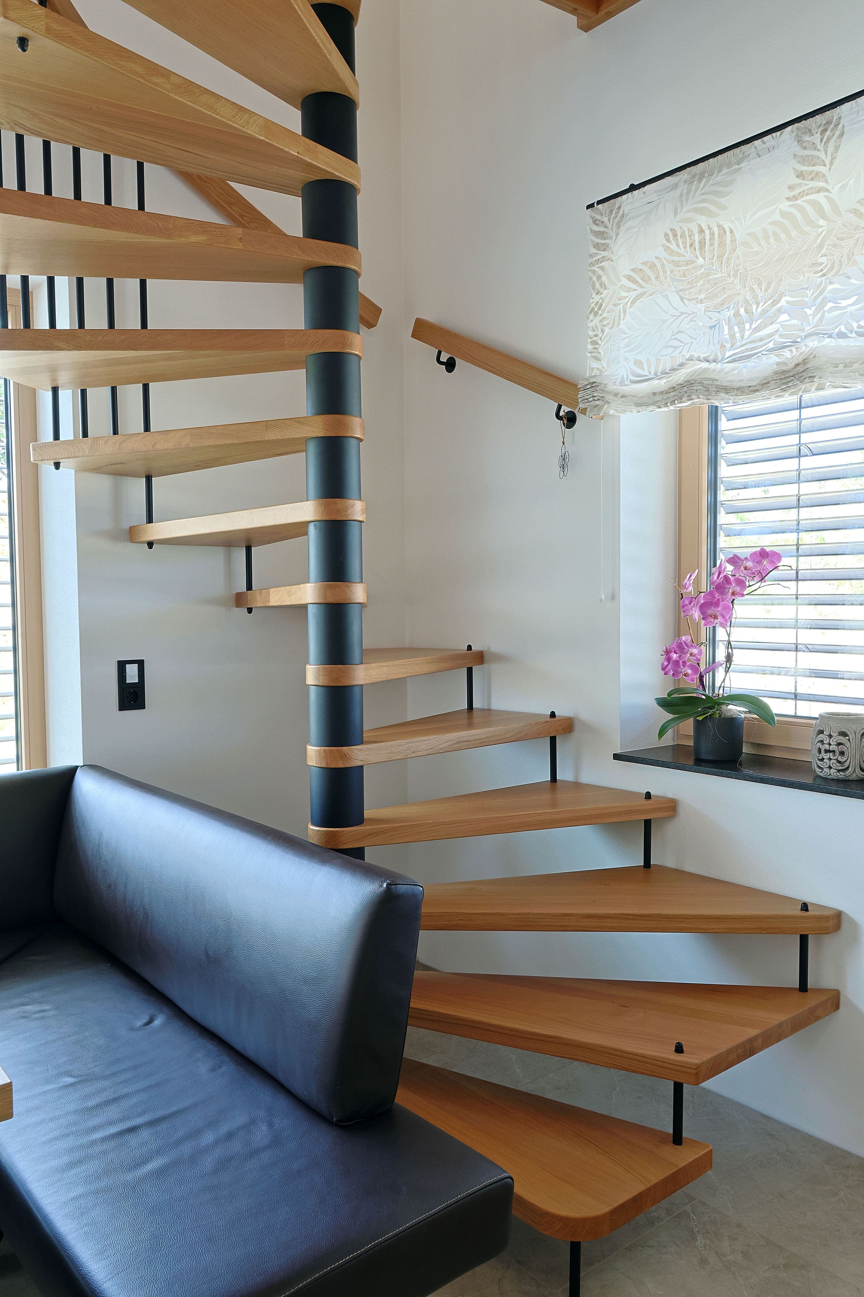 Wendeltreppe aus Holz mit Metallstäbchen - Bild 3