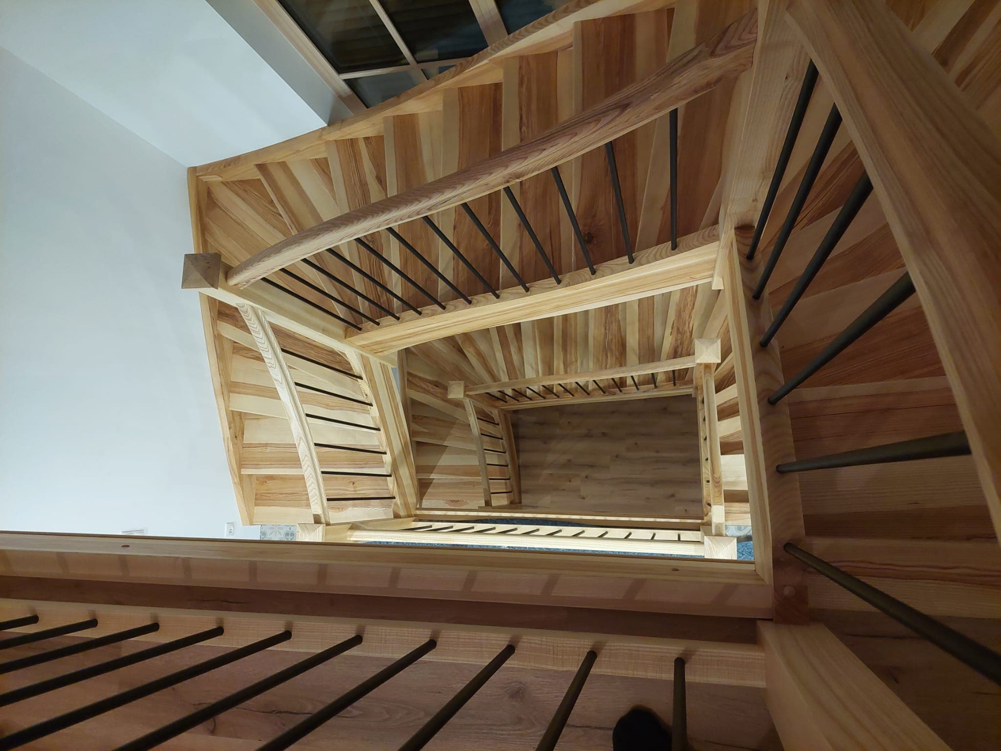 Wendeltreppe aus Eiche mit schwarzen Alusprossen - Bild 2
