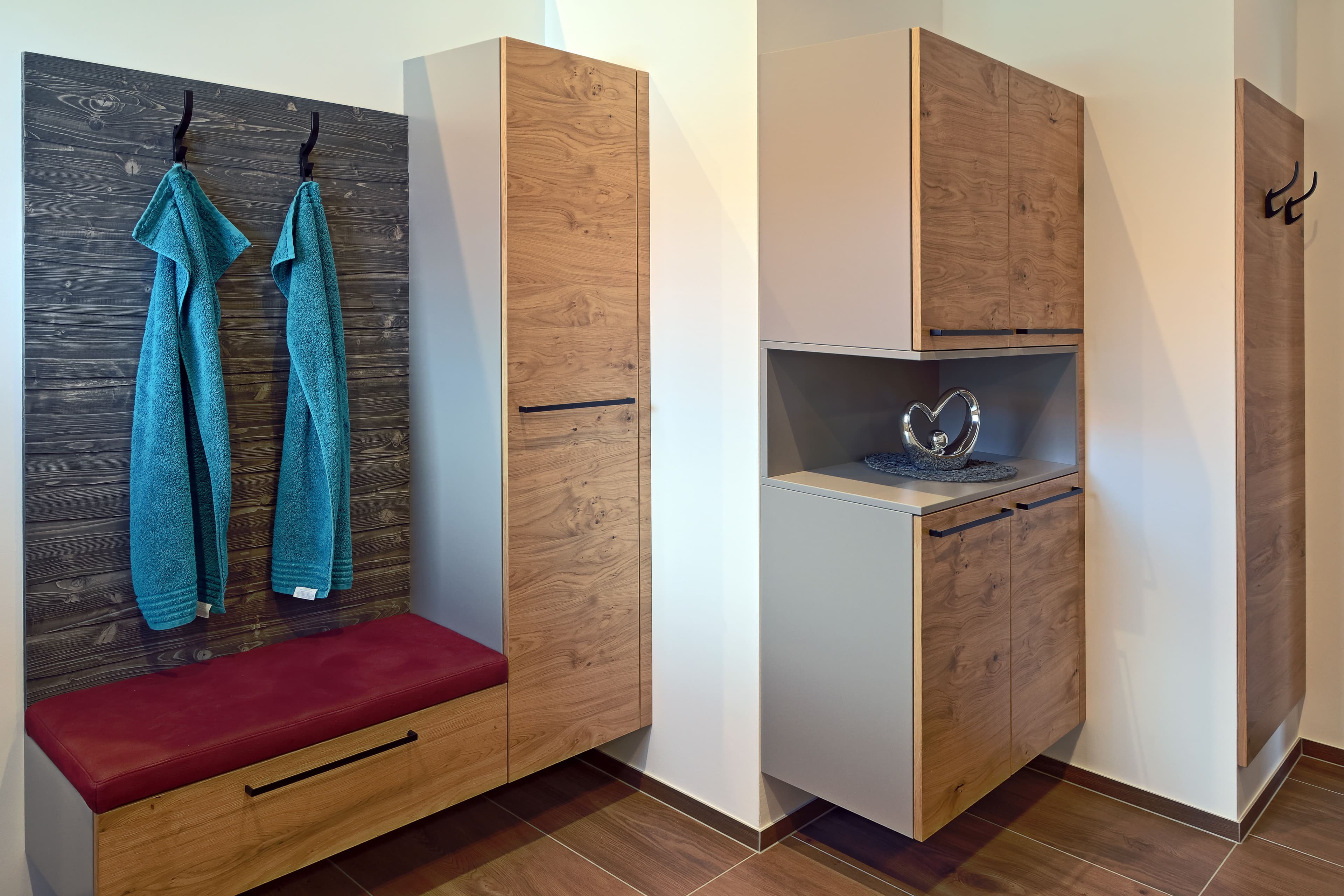 Moderne Garderobenlösung aus Eiche - Bild 2