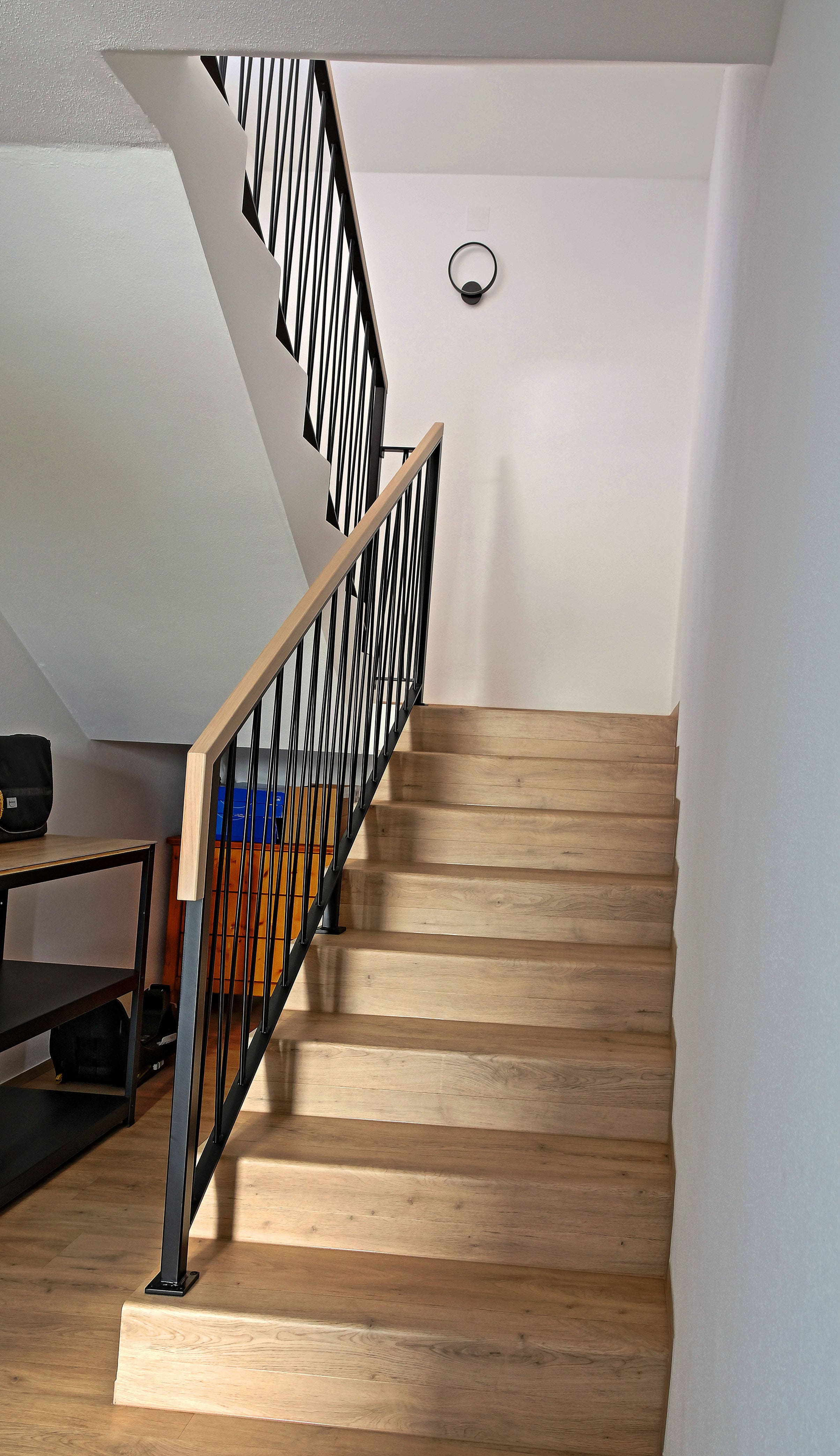 Betonstiege mit Eisengeländer und Eichenstufen