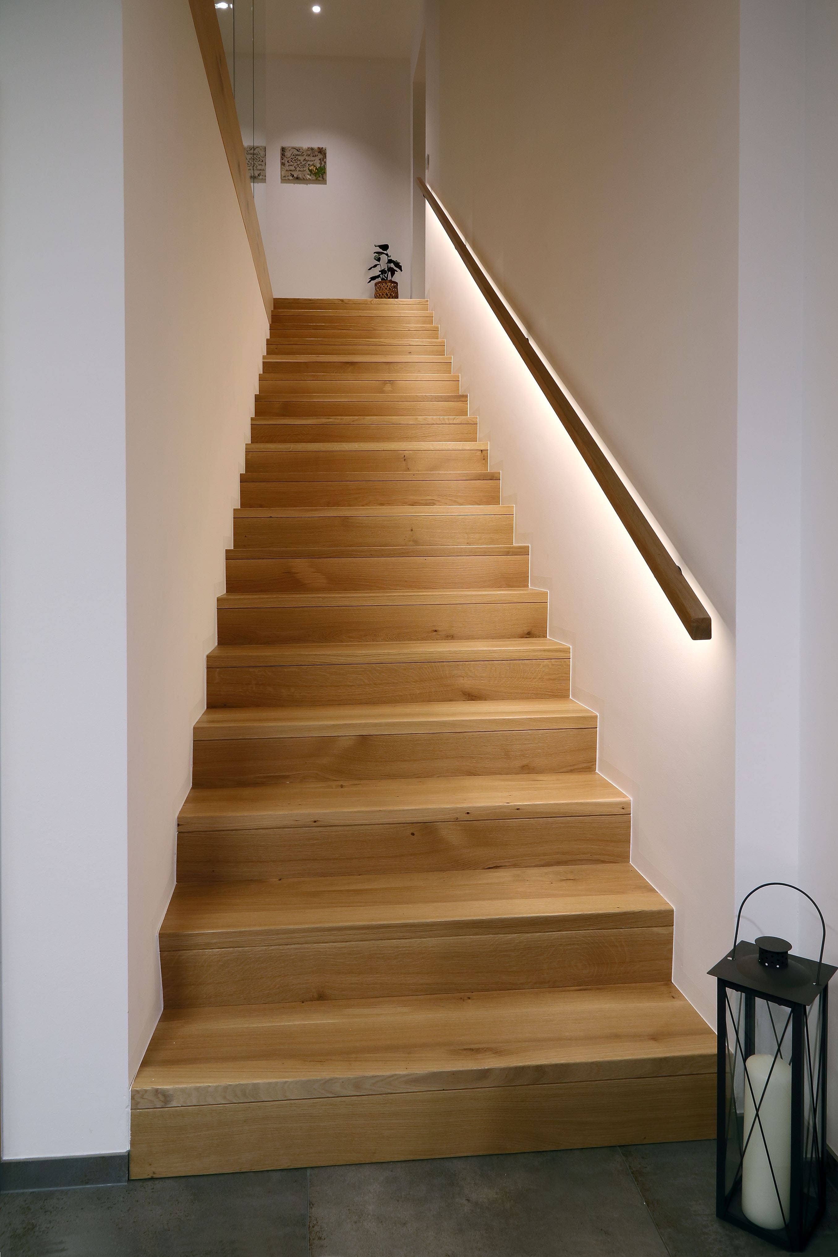 Moderne Betonstiege mit Holzverkleidung und indirektem Licht