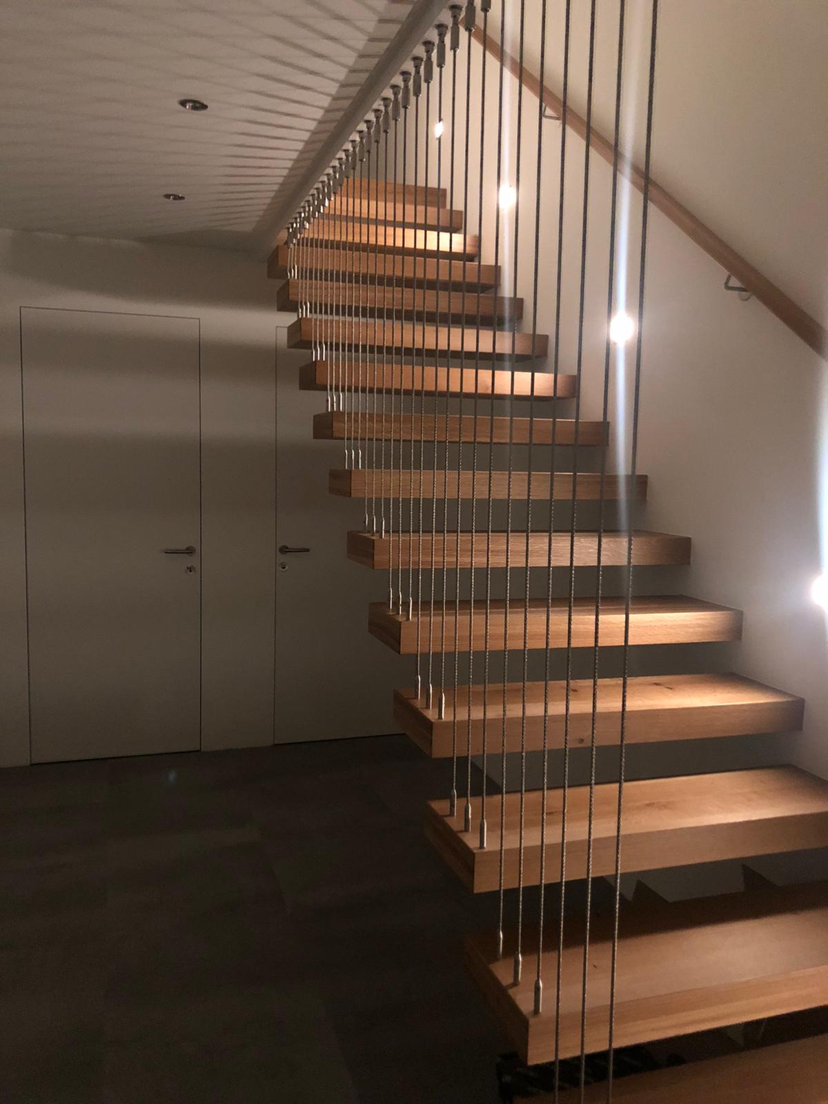 Freitragende Holztreppe mit Stahlseilen