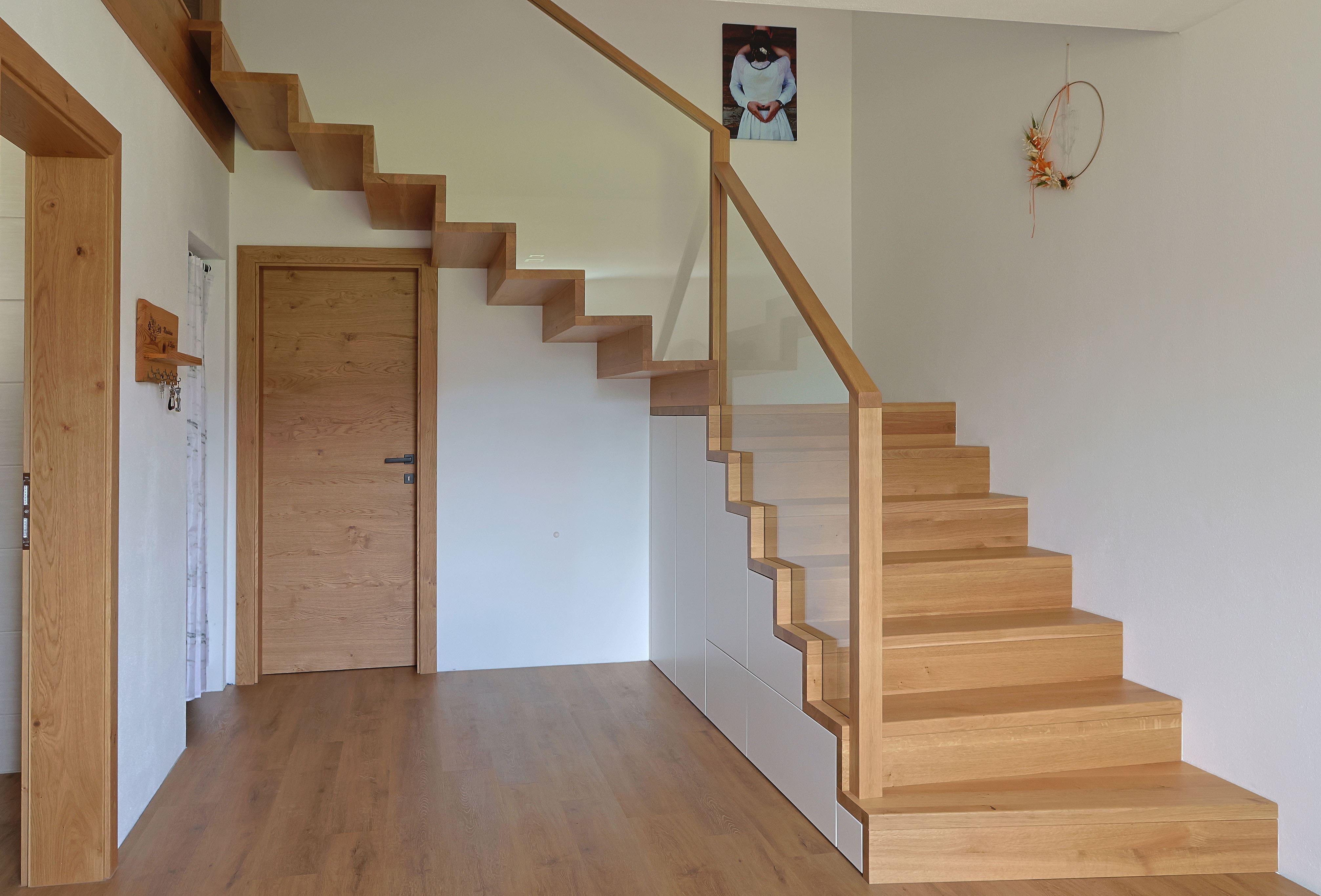 Holztreppe mit Glas und Stauraum