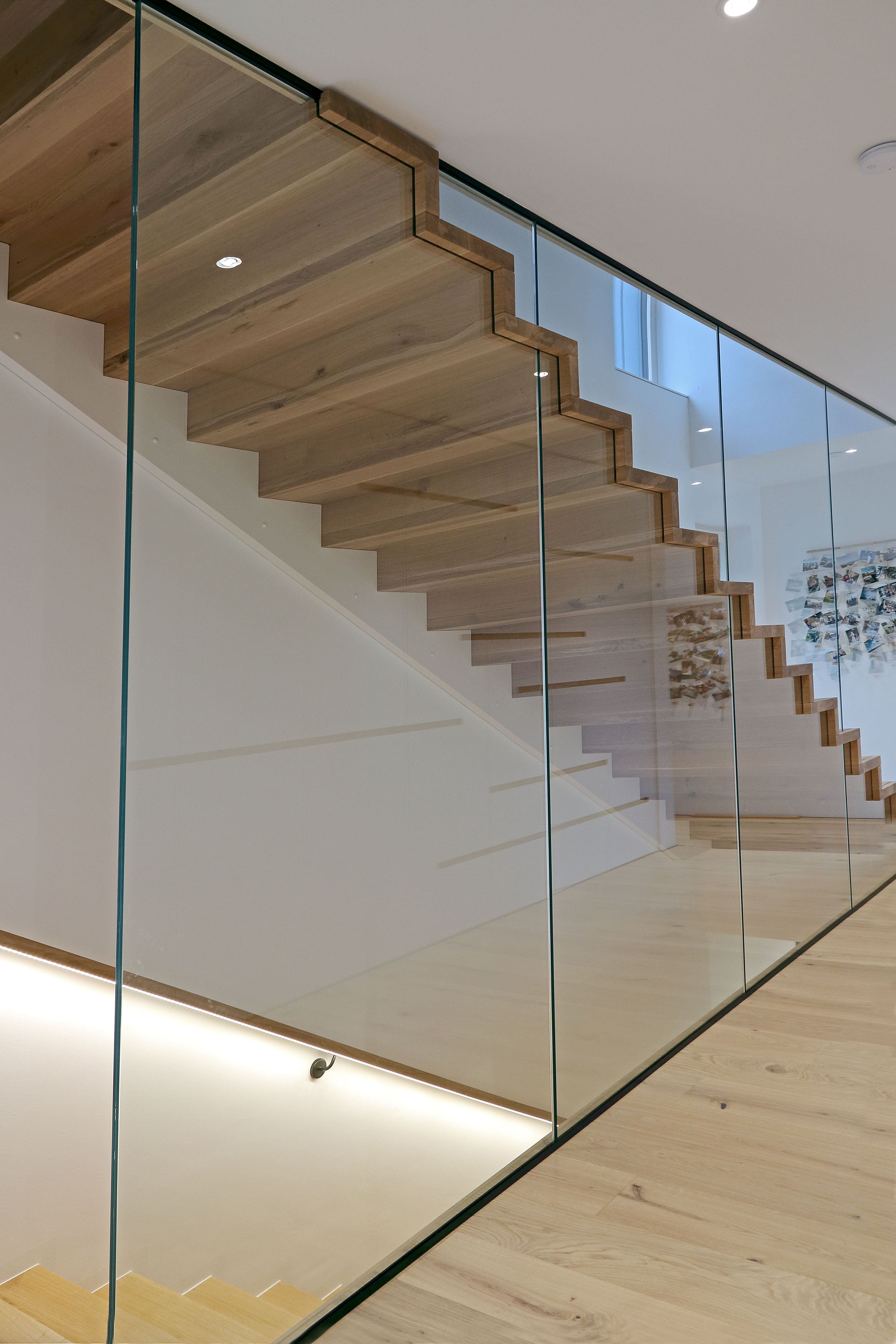 Moderne Holztreppe mit durchgehendem Glasgeländer