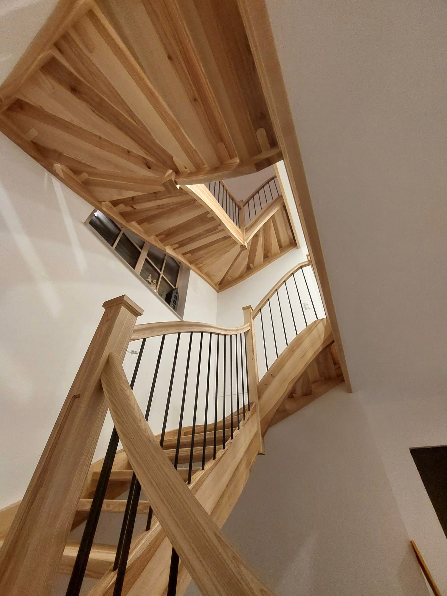 Wendeltreppe aus Eiche mit schwarzen Alusprossen