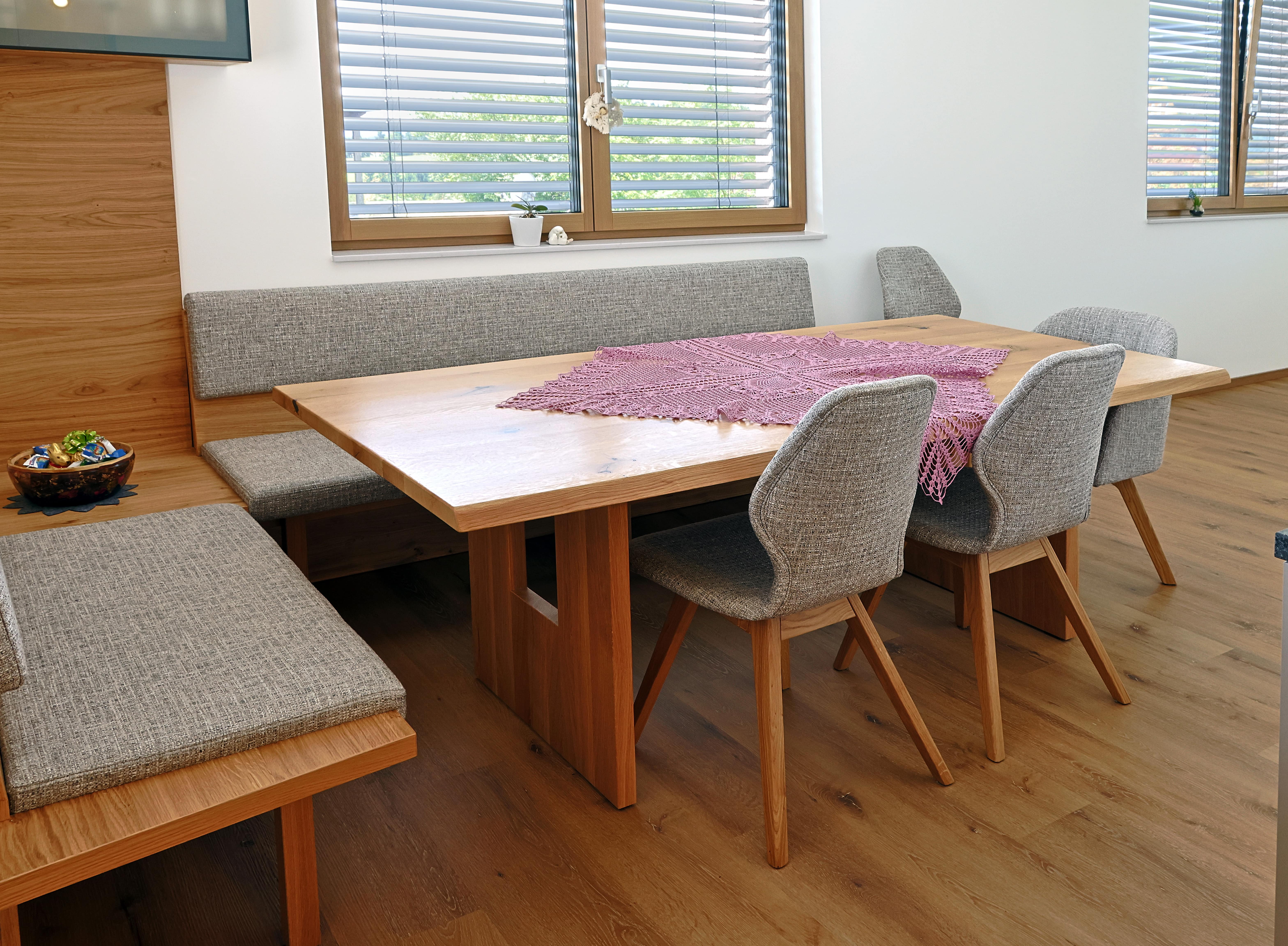 Esstisch aus massiver Eiche